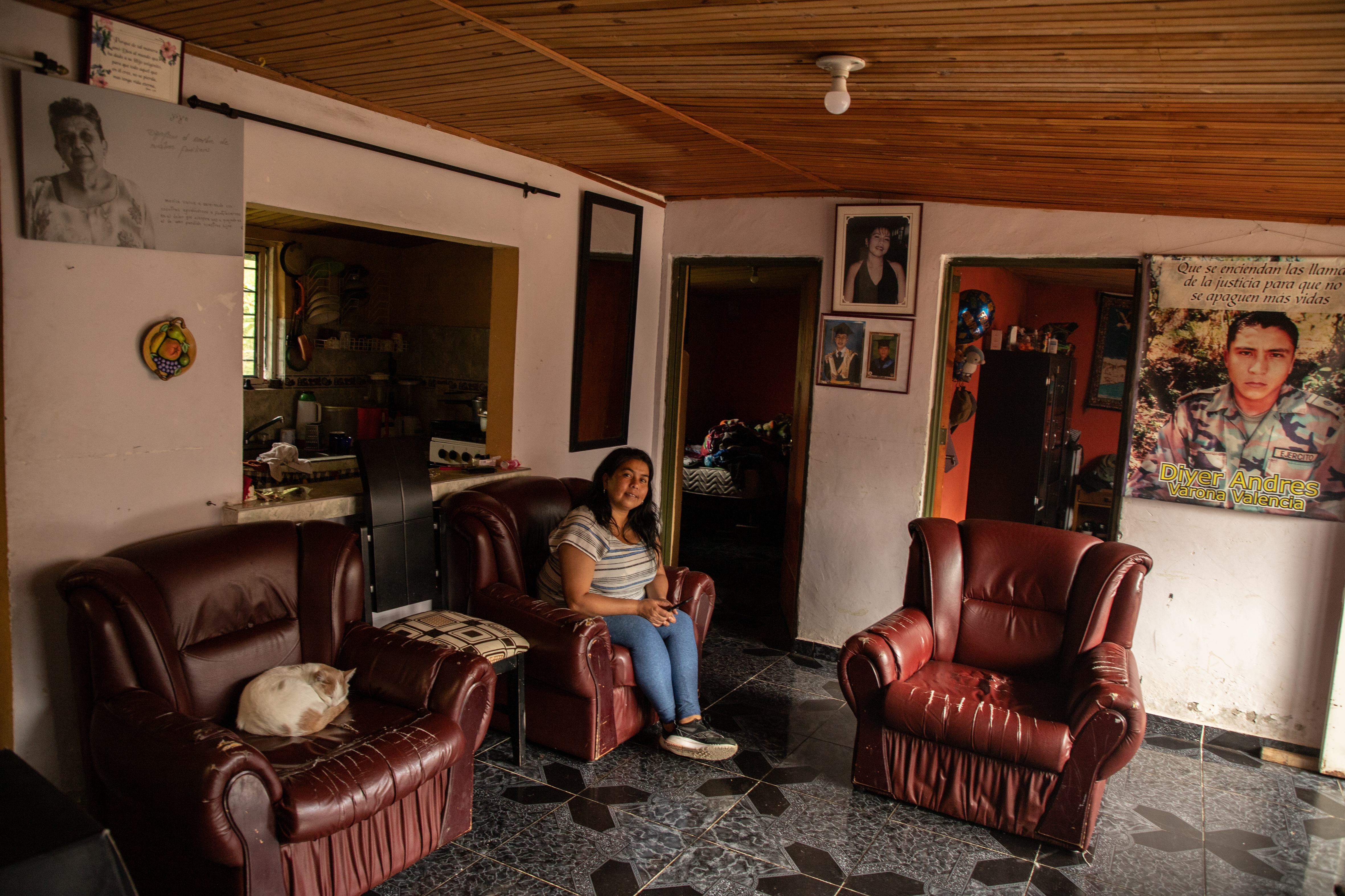 En las paredes de la casa de Miryam cuelgan fotografías que recuerdan a su madre, Ana Socorro, y a su hermano Diyer