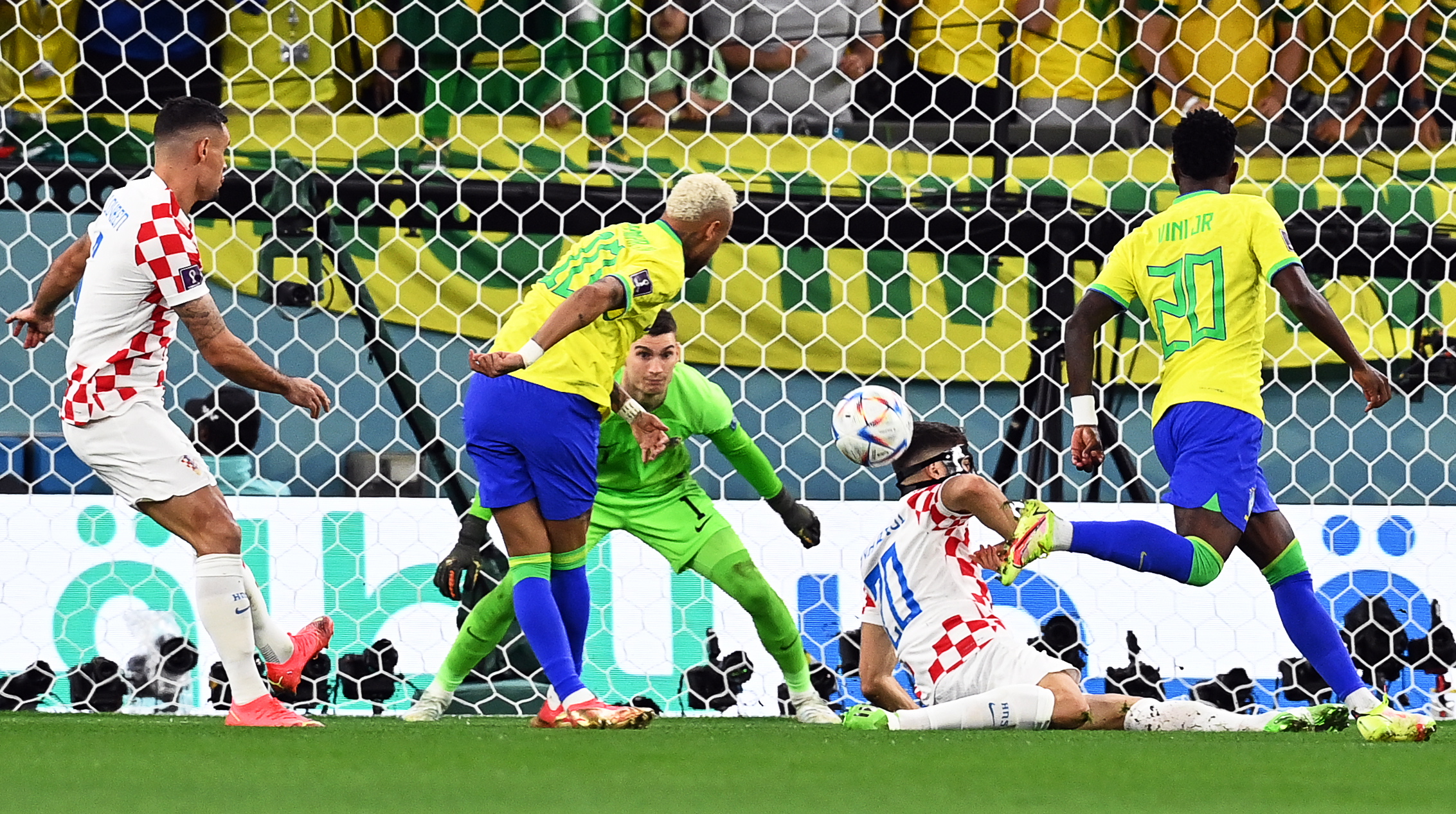 Doha (Qatar), 09/12/2022.- Neymar (2-L) of Brazil in action during the FIFA World Cup 2022 quarter final soccer match between Croatia and Brazil at Education City Stadium in Doha, Qatar, 09 December 2022. (Mundial de Fútbol, Brasil, Croacia, Catar) EFE/EPA/Georgi Licovski