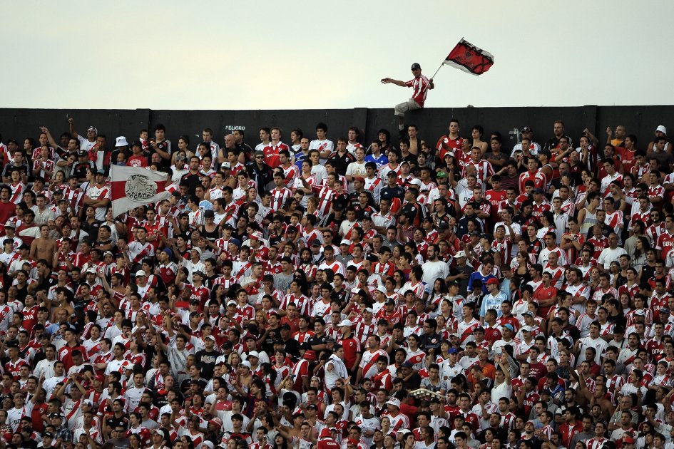 Choque de hinchadas de River y Colón deja dos heridos