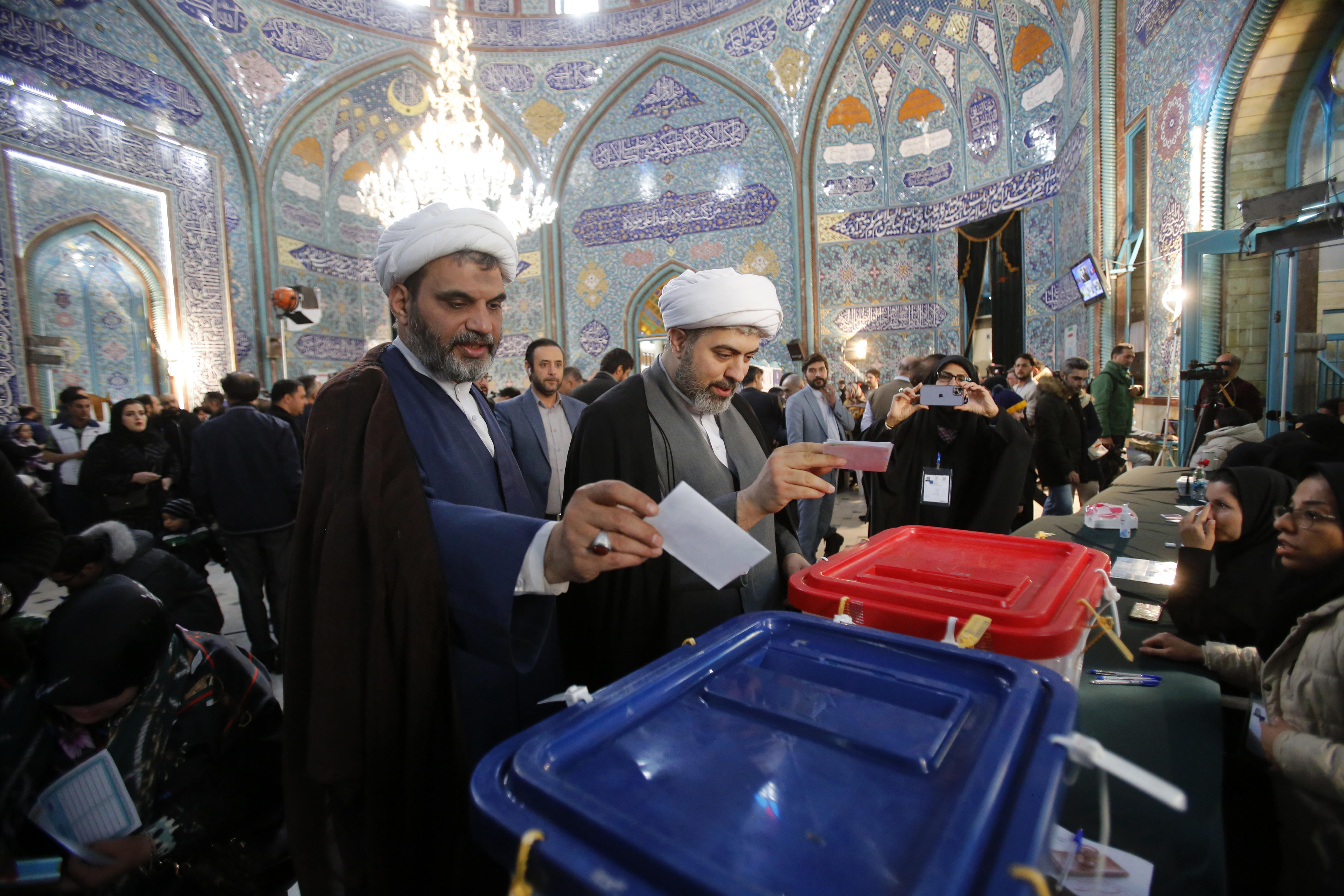 Los iraníes votan en unas elecciones en las que no se esperan cambios reales