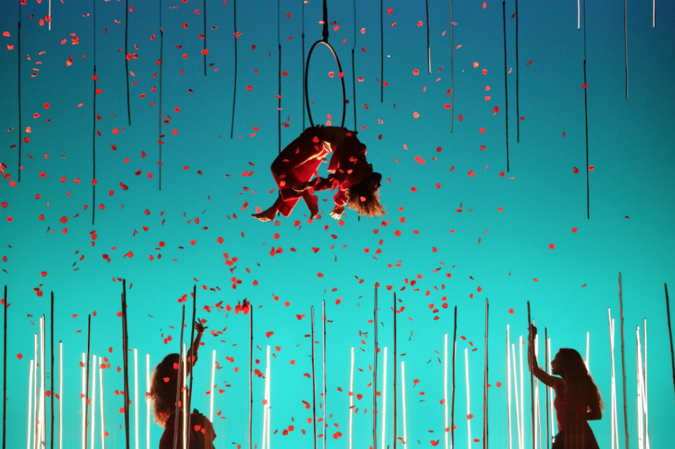 El teatro acrobático de «Per te.» llegó a Bogotá para hablar de vida y muerte