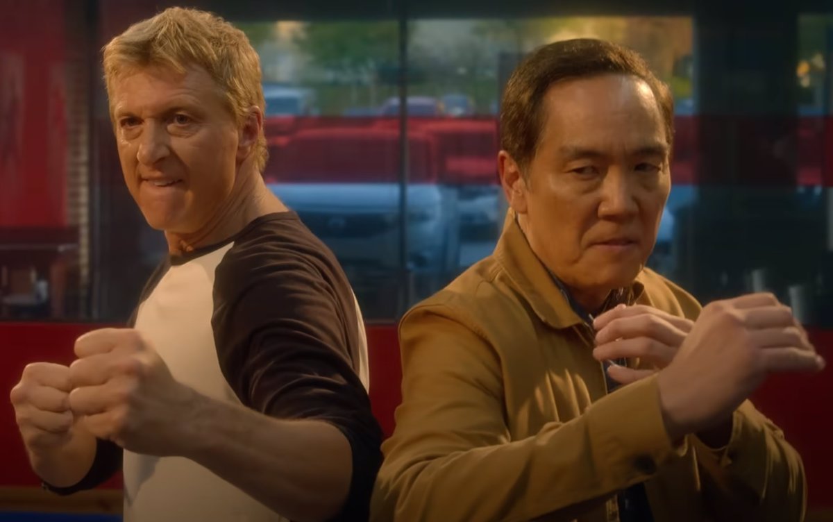 William Zabka y Yuji Okumoto, en sus interpretaciones de Johnny Lawrence y Chozen Toguchi en la serie "Cabra Kai", de Netflix.