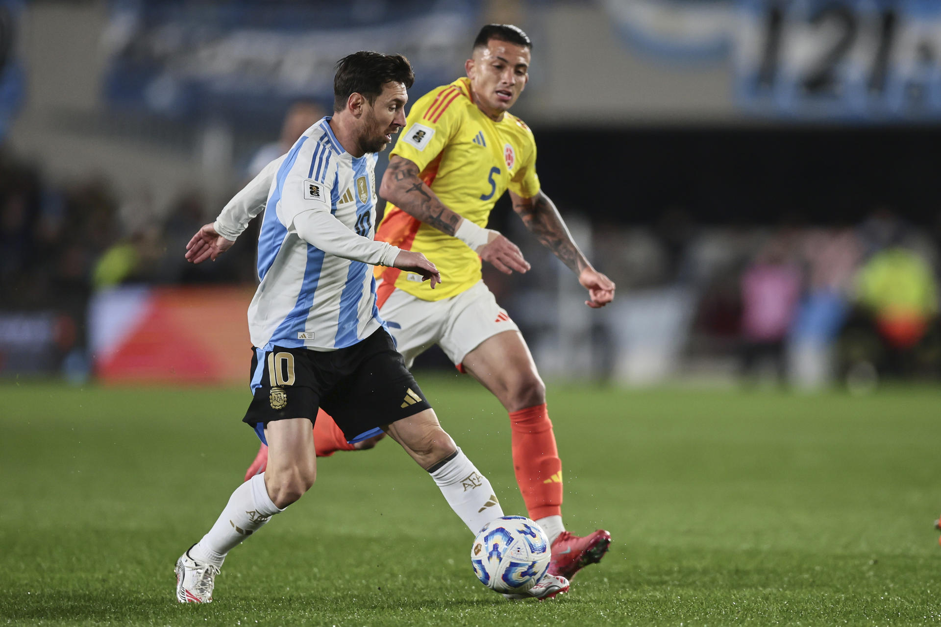 AME5082. BUENOS AIRES (ARGENTINA), 10/06/2025.- Lionel Messi (i) de Argentina disputa el balón con Kevin Castaño de Colombia este martes, durante un partido por las eliminatorias sudamericanas para el Mundial 2026 entre las selecciones de Argentina y Colombia en el estadio Monumental en Buenos Aires (Argentina). EFE/ Adan González

