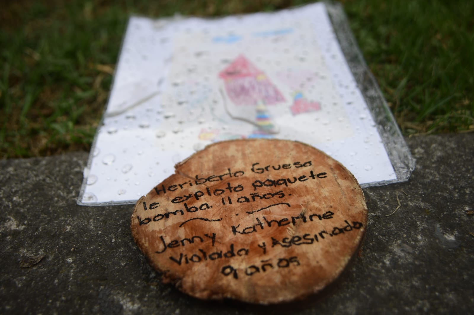En el Jardín de la Siempreviva, en la carrera 1 con calle 19ª se realizó un homenaje a Sandra Catalina Vásquez, la niña de nueve años, que fue asesinada en una estación de Policía de Bogotá.