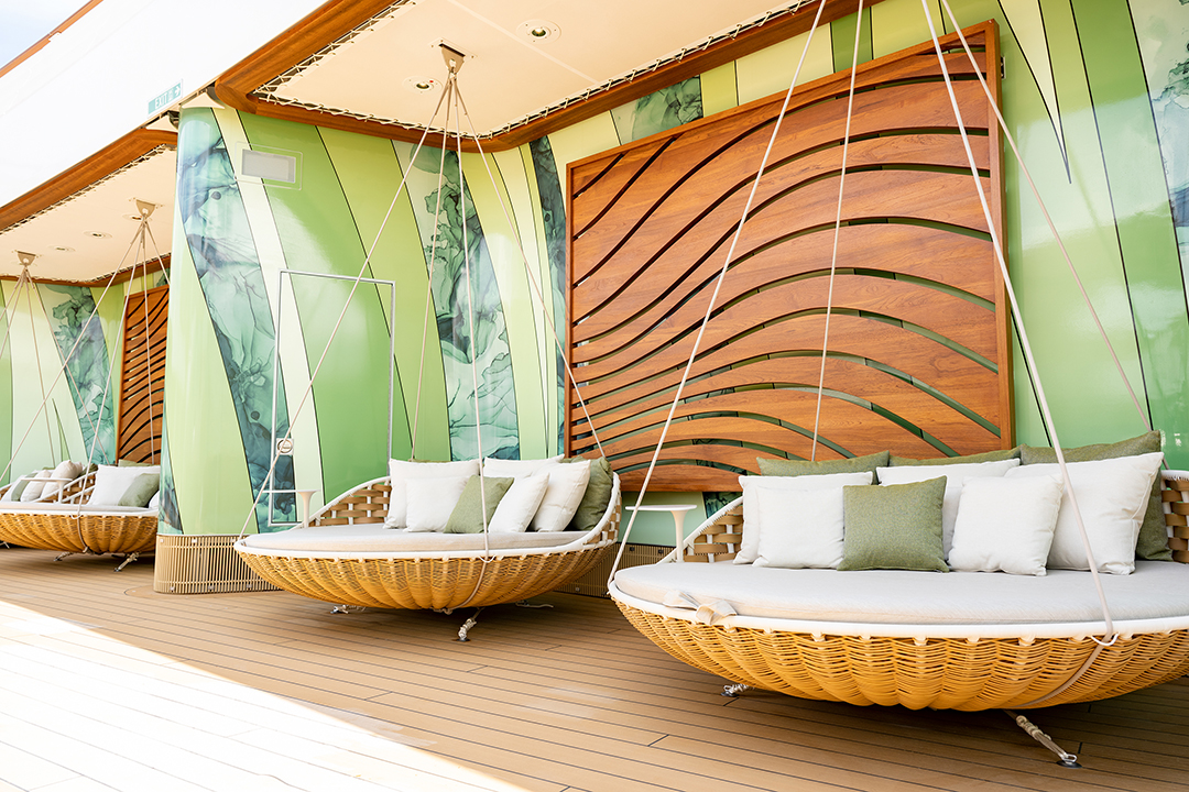 Senses Spa es un oasis de tranquilidad a bordo del *Disney Treasure*, que ofrece lujosos tratamientos de spa y belleza inspirados en la serenidad de los elementos naturales para promover la relajación, el bienestar y el cuidado personal. Además de contar con salas de tratamientos privadas y lujosas villas de spa, Senses Spa incluye el *Rainforest*, un espacio donde los huéspedes pueden disfrutar de los beneficios de la terapia de vapor, calor y agua, junto con aromaterapia, para relajar la mente y el cuerpo.
