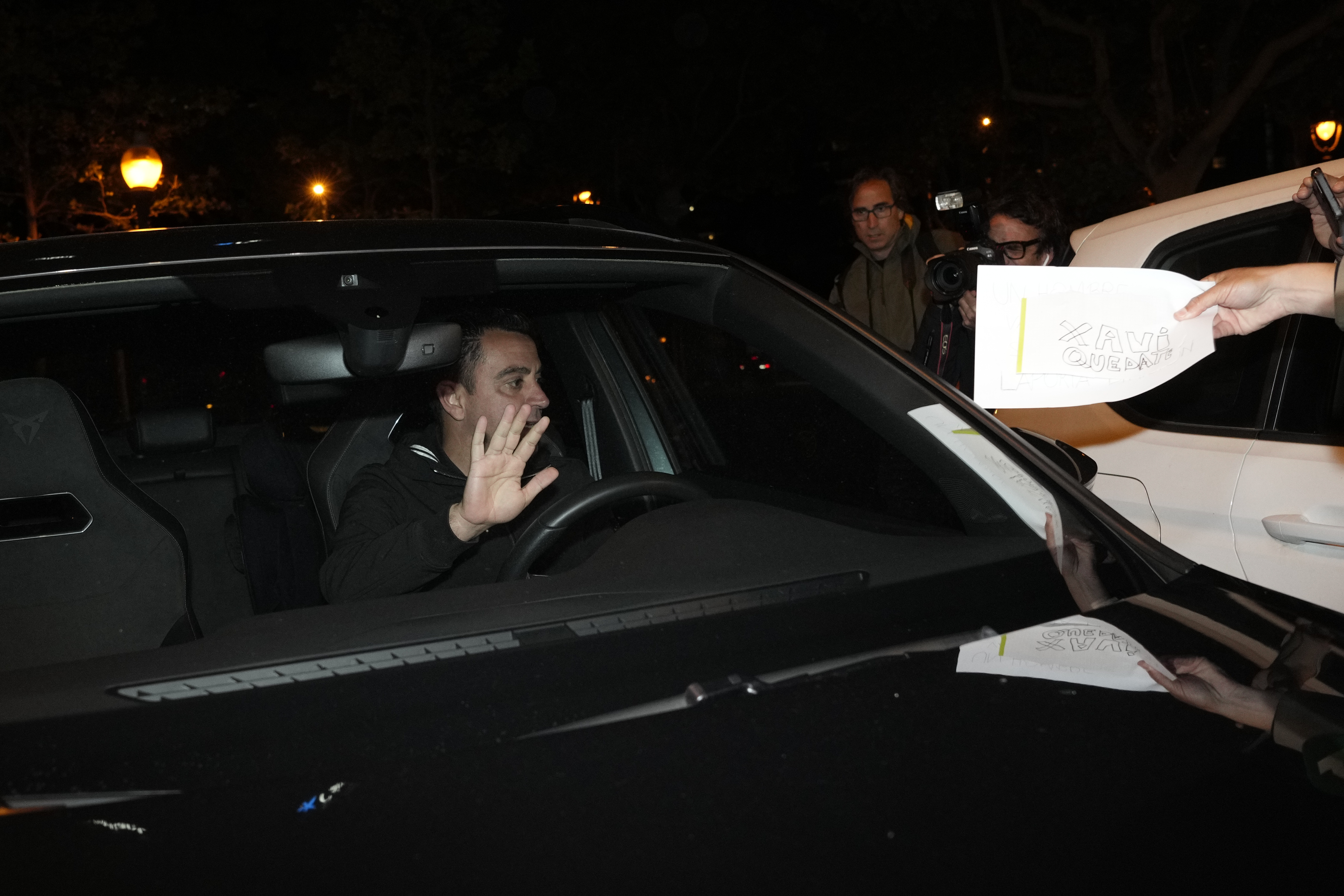 BARCELONA, 24/04/2024.- El técnico del FC Barcelona Xavi Hernández a su salida de la reunión que ha mantenido hoy miércoles con el presidente blaugrana Joan Laporta en Barcelona. EFE / Alejandro García.