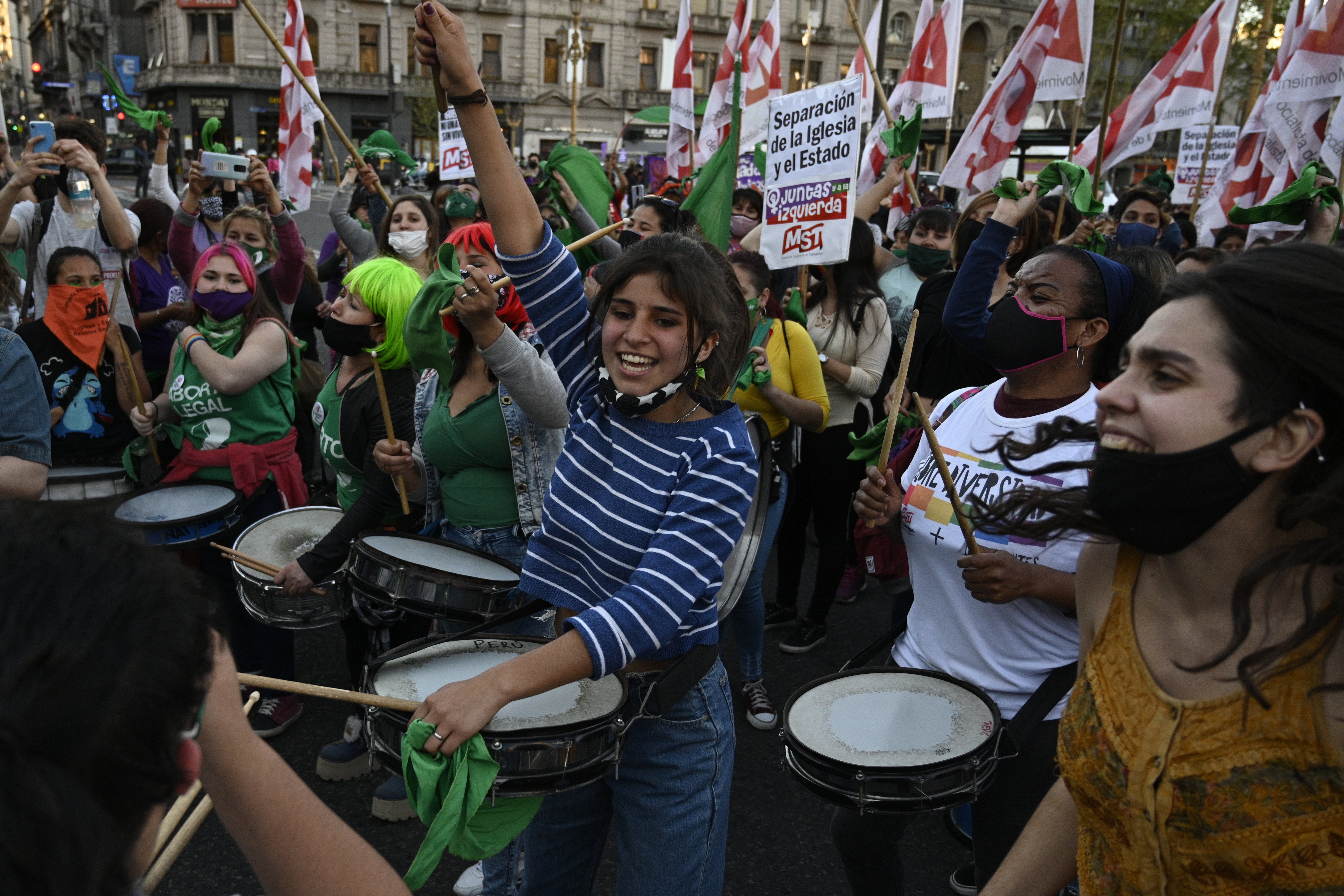 "A medida que avanza la pobreza, cada vez mas mujeres y personas gestantes que terminan haciéndose abortos clandestinos y terminan internadas. Le sale mucho más barato al estado garantizar abortos legales con misoprostol", afirmó a la AFP la legisladora argentina Vanesa Gagliardi