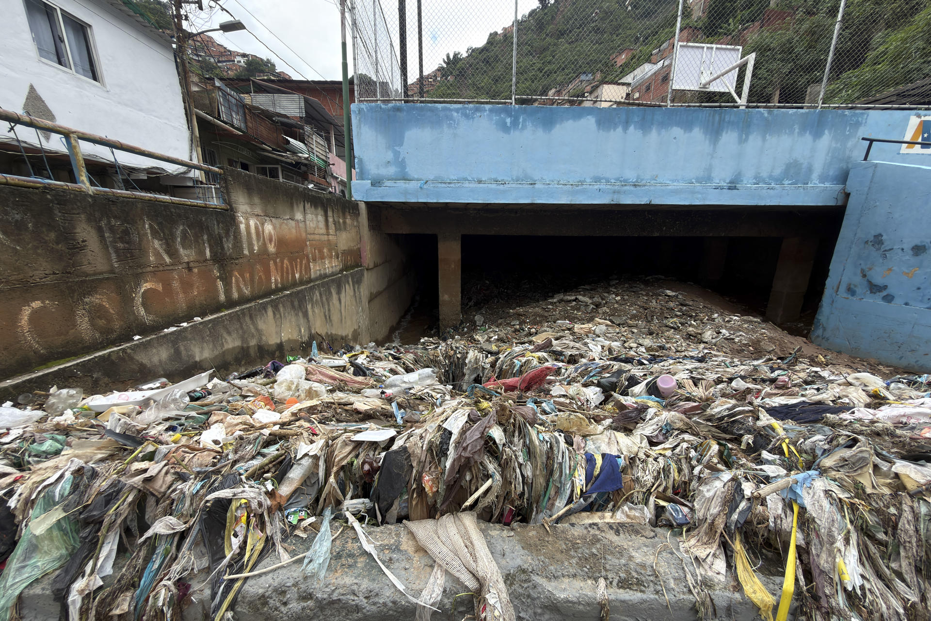 Fuertes lluvias en Venezuela dejan seis desaparecidos e inundaciones en Caracas