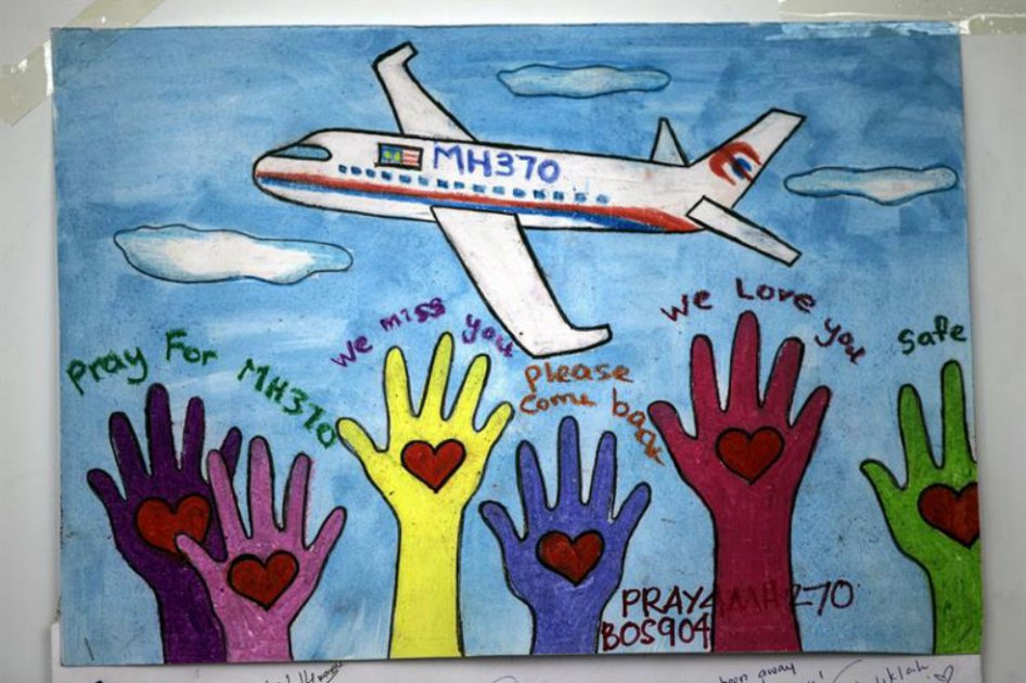 Mensajes de apoyo a los pasajeros del avión desaparecido de Malaysia Airlines en el aeropuerto internacional de Kuala Lumpur en Malasia. 
