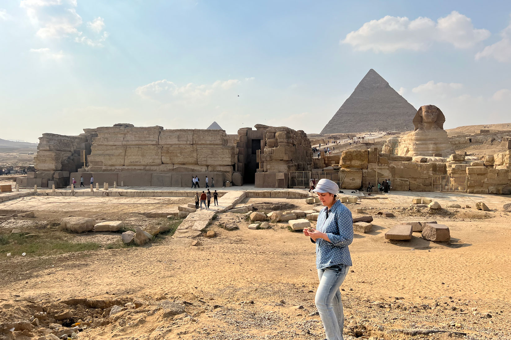 El profesor de la UNCW, Eman Ghoneim, estudia la topografía de la superficie de la sección de la antigua Rama Ahramat ubicada frente a las Pirámides de Giza y la Gran Esfinge. Crédito de la foto: Eman Ghoneim/UNCW