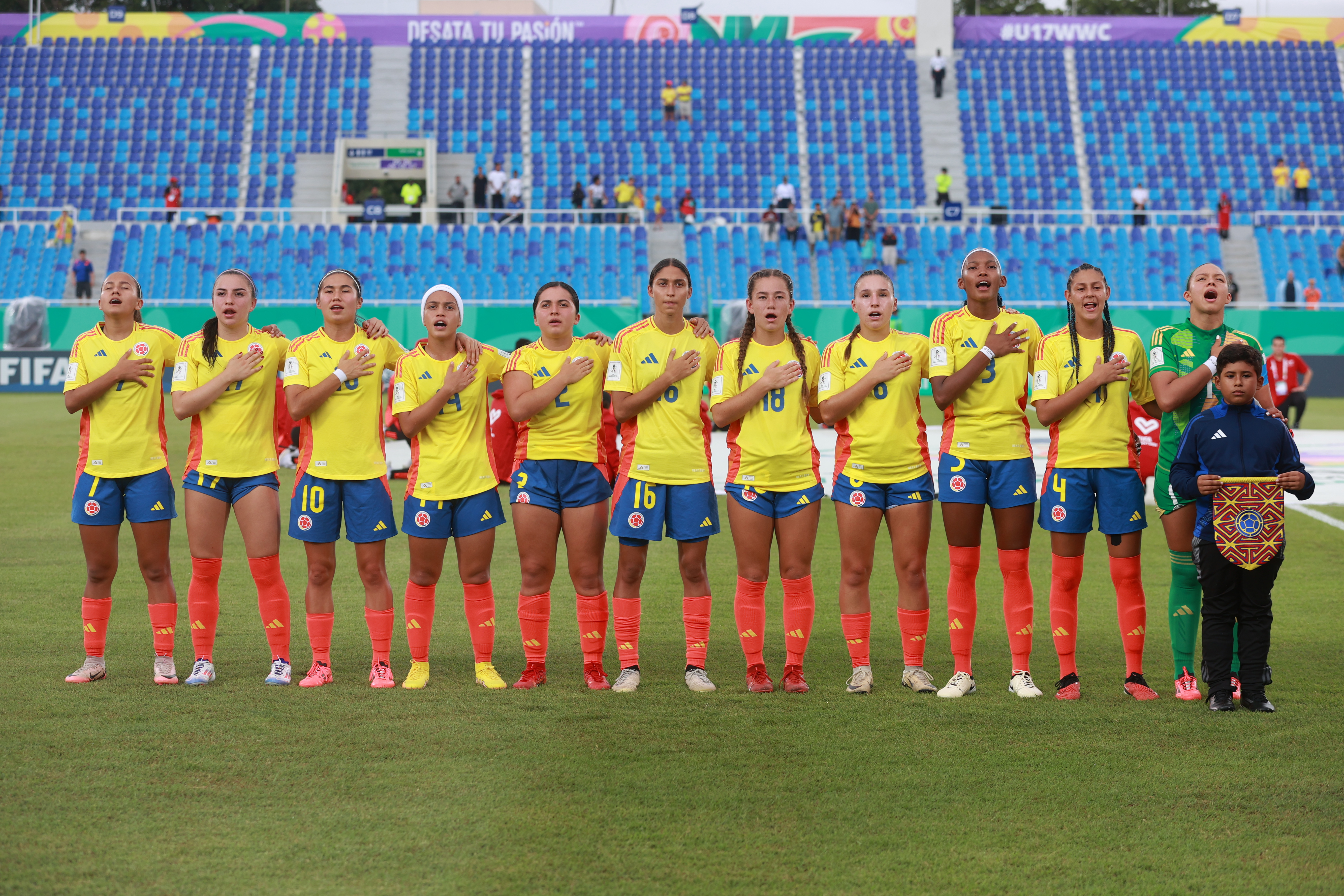 . SANTO DOMINGO (REPÚBLICA DOMINICANA), 22/10/2024.- Jugadoras de Colombia forman este martes, en un partido de la Copa Mundial Femenina sub-17 entre las selecciones de Colombia y España en el estadio Olímpico Félix Sánchez en Santo Domingo (República Dominicana). EFE/ Orlando Barría
