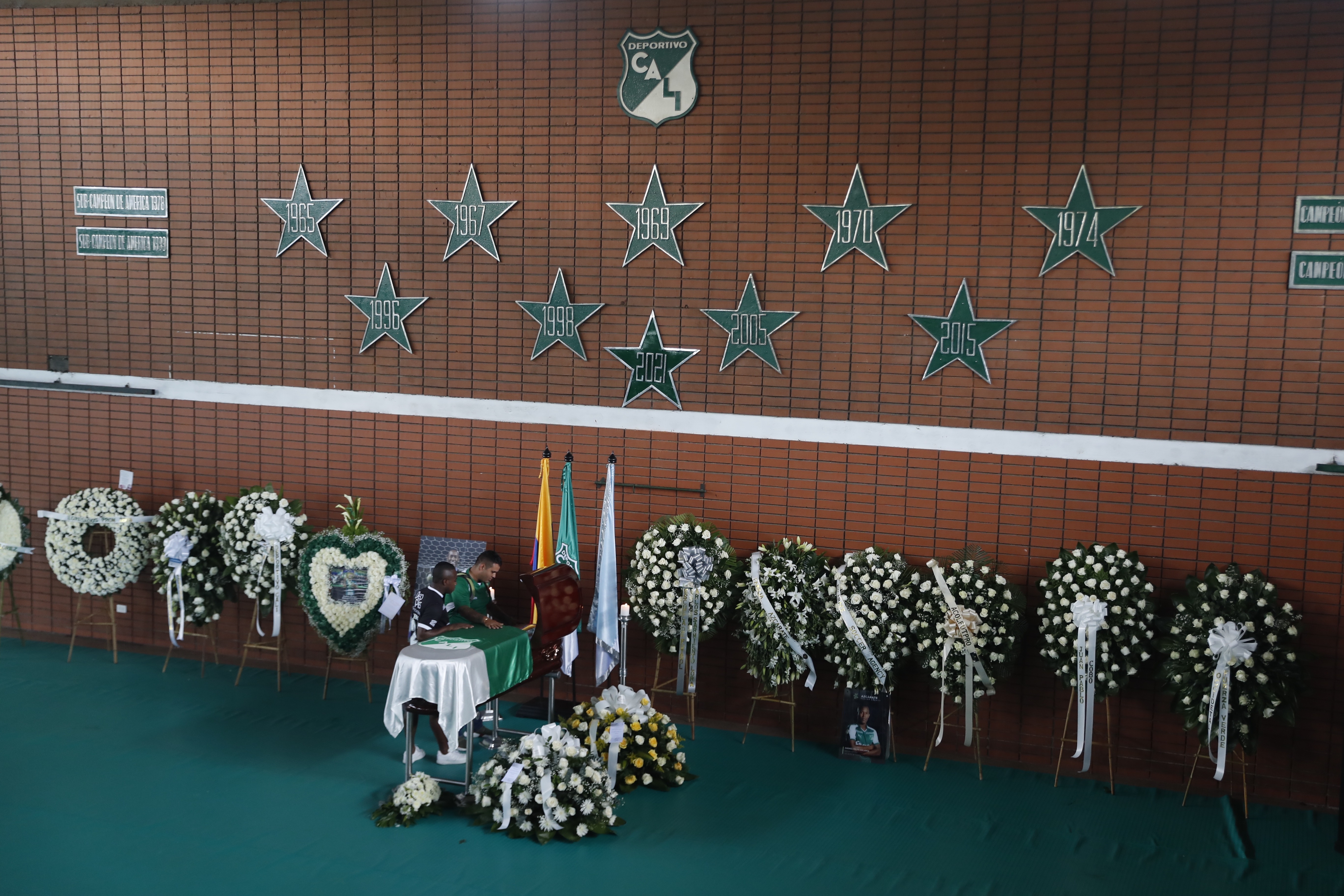 AME7860. CALI (COLOMBIA), 03/12/2022.- Familiares y amigos asisten hoy al funeral de Andrés Balanta en la sede administrativa del Deportivo Cali, en Cali (Colombia). El futbolista colombiano Andrés Balanta murió el pasado 29 de noviembre de un paro cardíaco mientras entrenaba con el club argentino Atlético Tucumán. EFE/Ernesto Guzmán