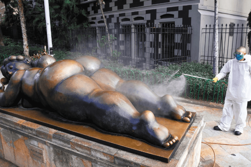 En ciudades y municipios se han intensificado las labores de limpieza para hacerle frente al virus. En Medellín, por ejemplo, las esculturas de la icónica Plaza Botero han sido sometidas a los trabajos. / AFP