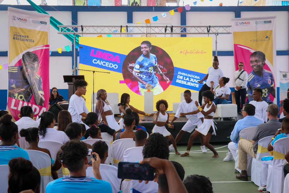 La agrupación Pacific Dance, beneficiaria de Jóvenes Resilientes, hizo un homenaje a las luchas afro durante el evento.