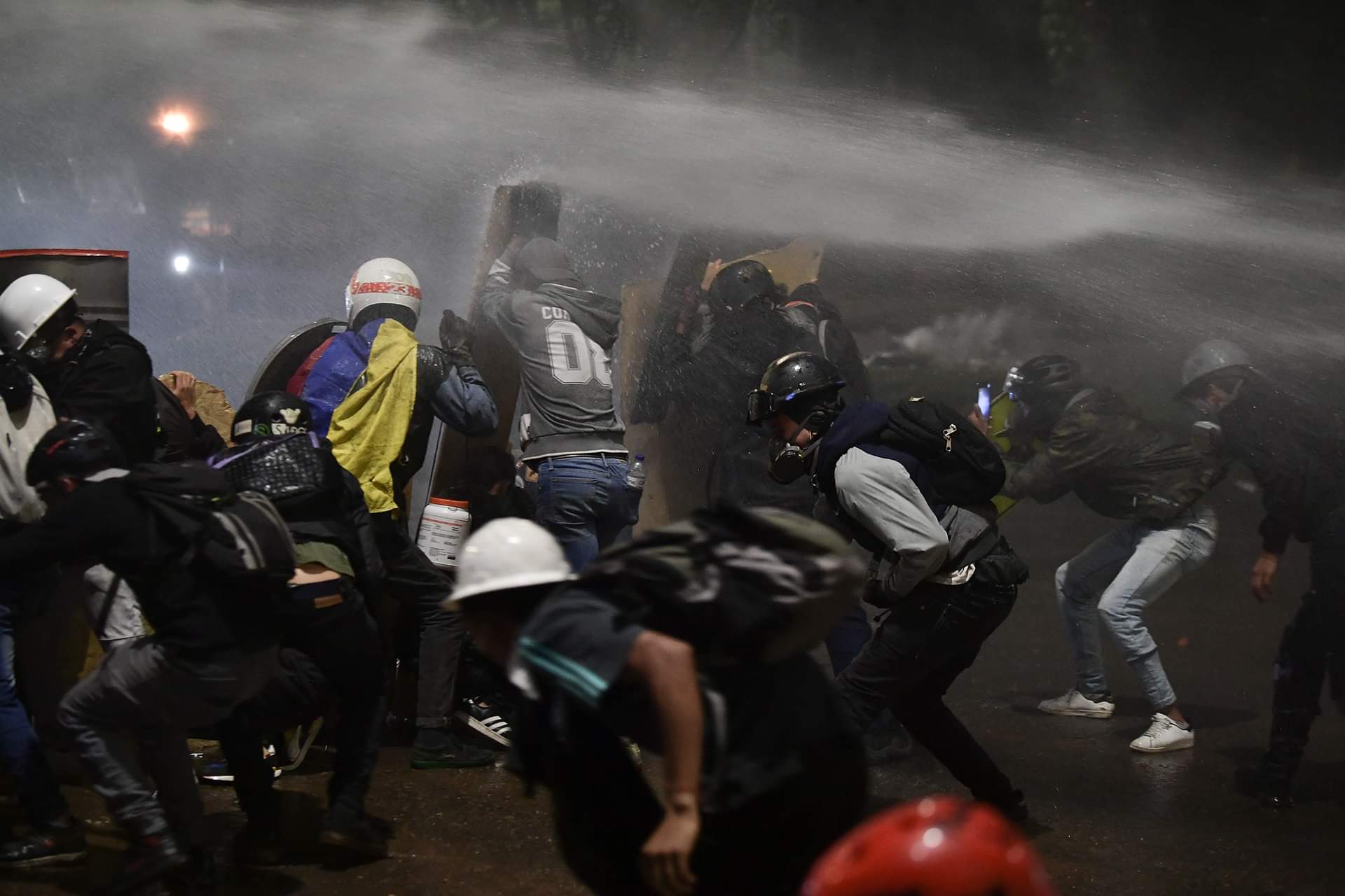 Las protestas en Bogotá y el país iniciaron el pasado 28 de abril, a partir de ahí se han extendido hasta la fecha. La mayoría han sido pacíficas, pero no dejan de presentarse fuertes enfrentamientos y disturbios en varias zonas de Bogotá.