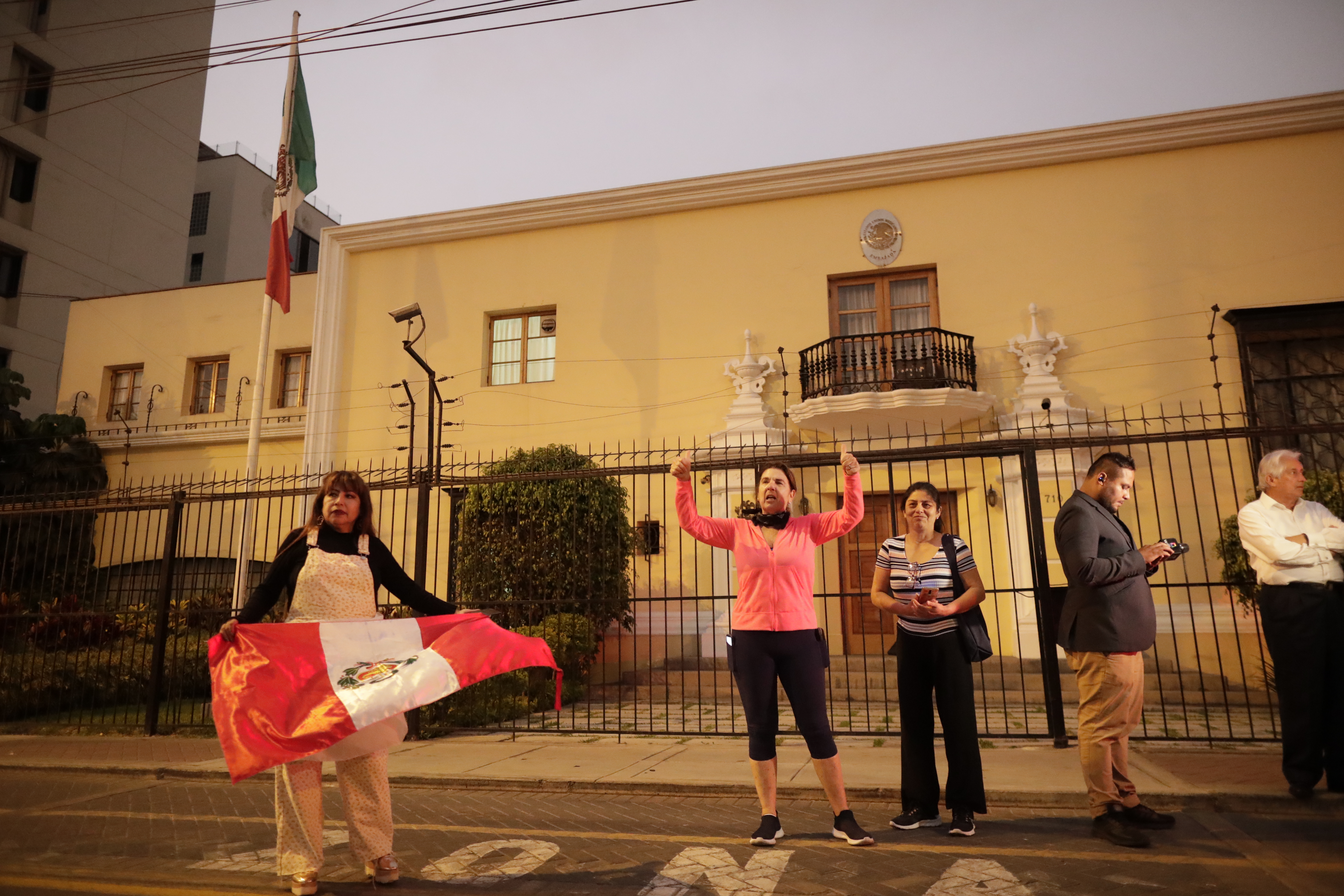 Tras expulsión de su embajador en Perú, México dice que no cambia de posición