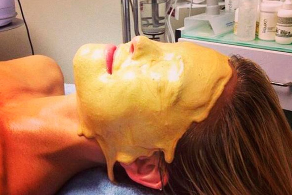 Bar Refaeli prueba la mascarilla de oro
