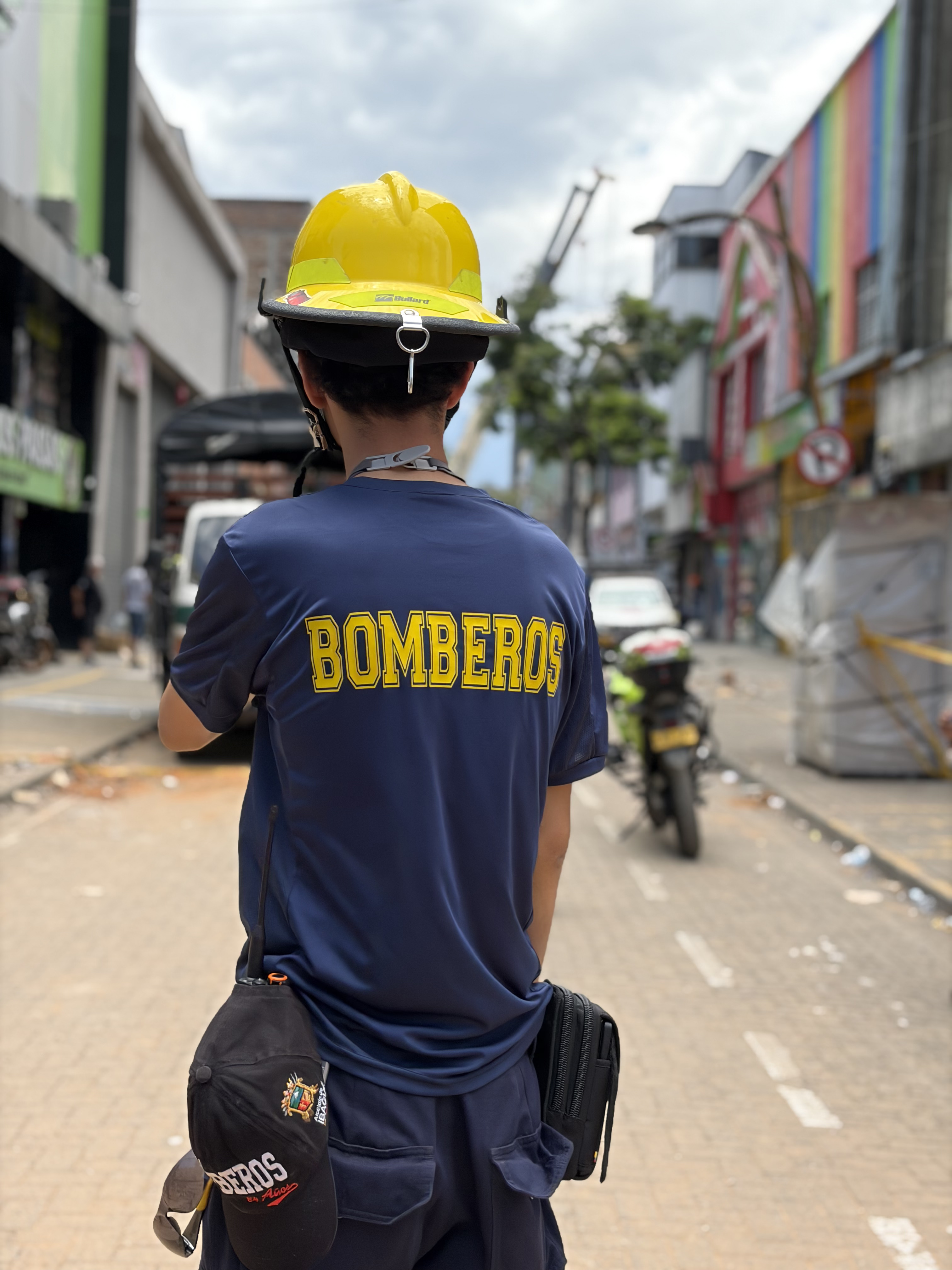 Bombero en el cordón de seguridad de Hotel Dibeni.