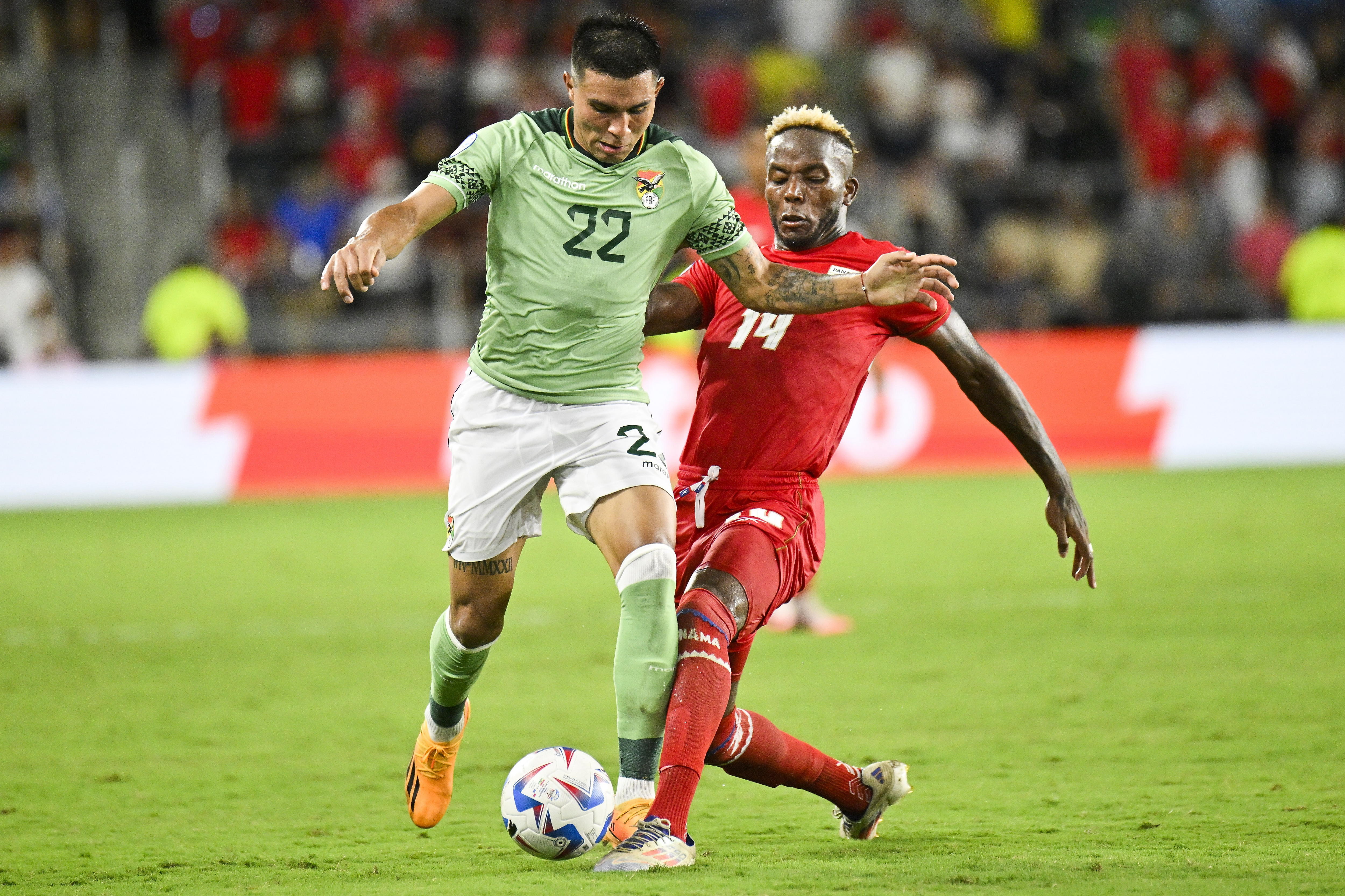 Orlando (United States), 02/07/2024.- Jovani Welch of Panama (R) and Bolivia midfielder Hector Cuellar (L) battle for the ball during the second half of the CONMEBOL Copa America 2024 group C match between Bolivia and Panama, in Orlando, Florida, United States, 01 July 2024. (Estados Unidos) EFE/EPA/MIGUEL RODRIGUEZ