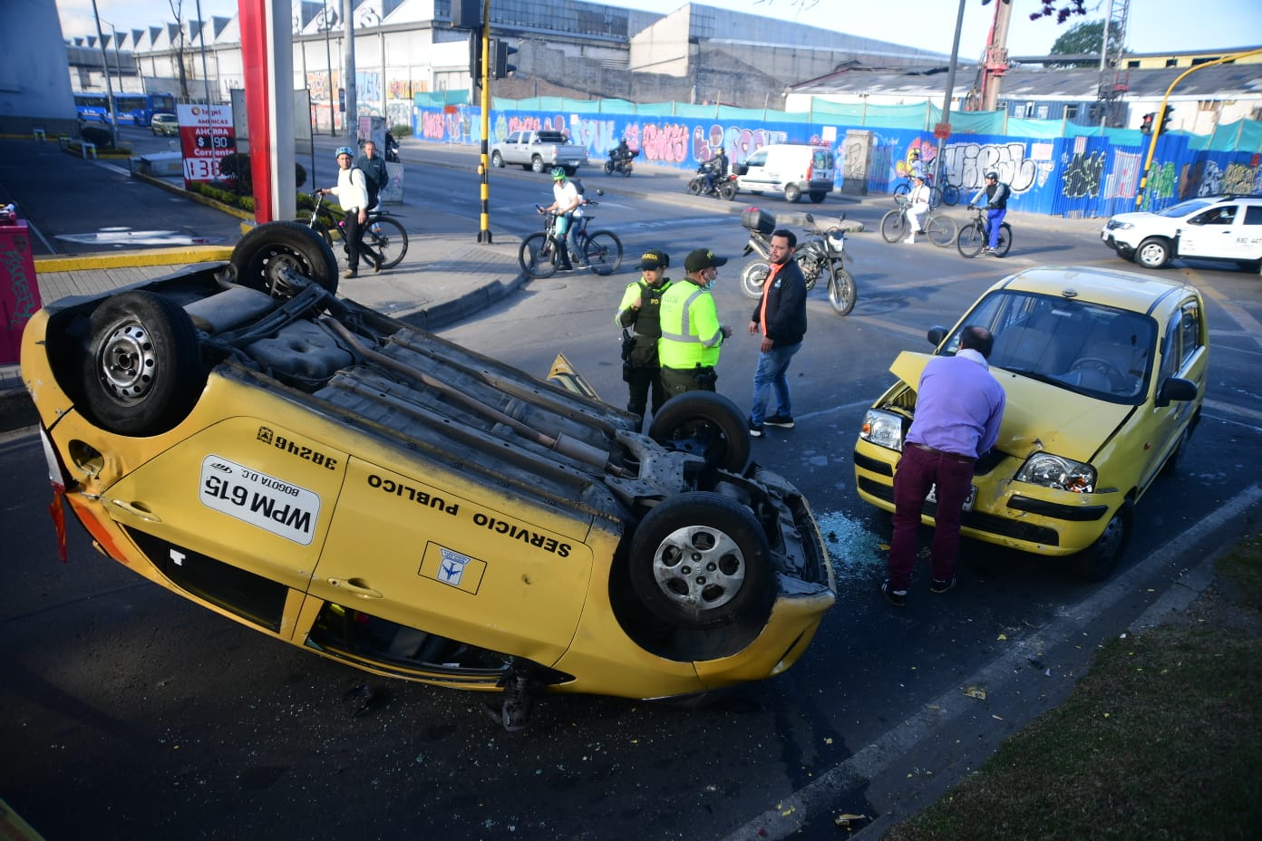 Otro accidente presentado en la mañana de este Día sin Carro ocurrió en la avenida Las Américas con 19, en donde un taxi se volcó.
