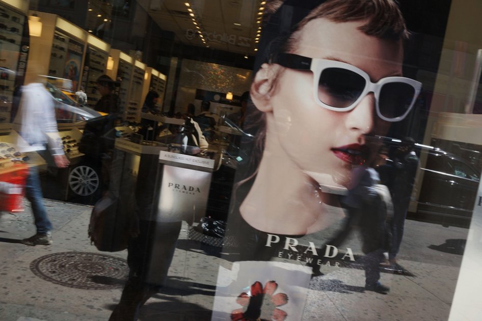 Prada, el gigante de la moda, en líos por discriminación y acoso sexual