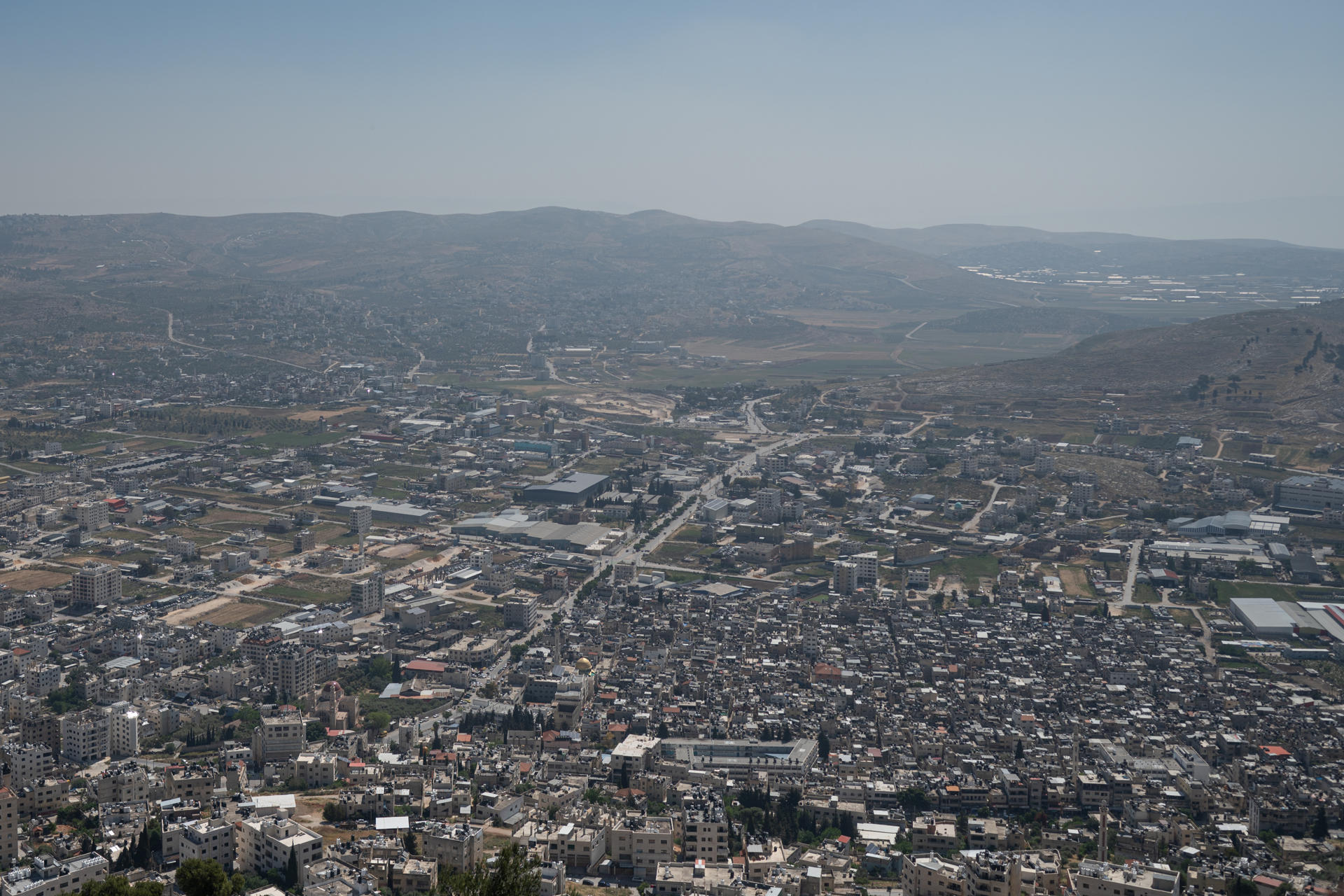NABLUS, 01/05/2025.- Vista de Nablus y del Campo de Refugiados de Balata, en Cisjordania. Para entrar y salir de Nablus, la capital comercial del territorio palestino de Cisjordania, hay que pasar por uno de los nueve puntos de control israelíes, lo que lleva desde unos minutos hasta varias horas. Estos controles reforzados desde la guerra en Gaza, sumados a las redadas constantes en la ciudad, están ahogando su actividad comercial, que ha bajado hasta un 90 % en algunos sectores. EFE/ Magda Gibelli