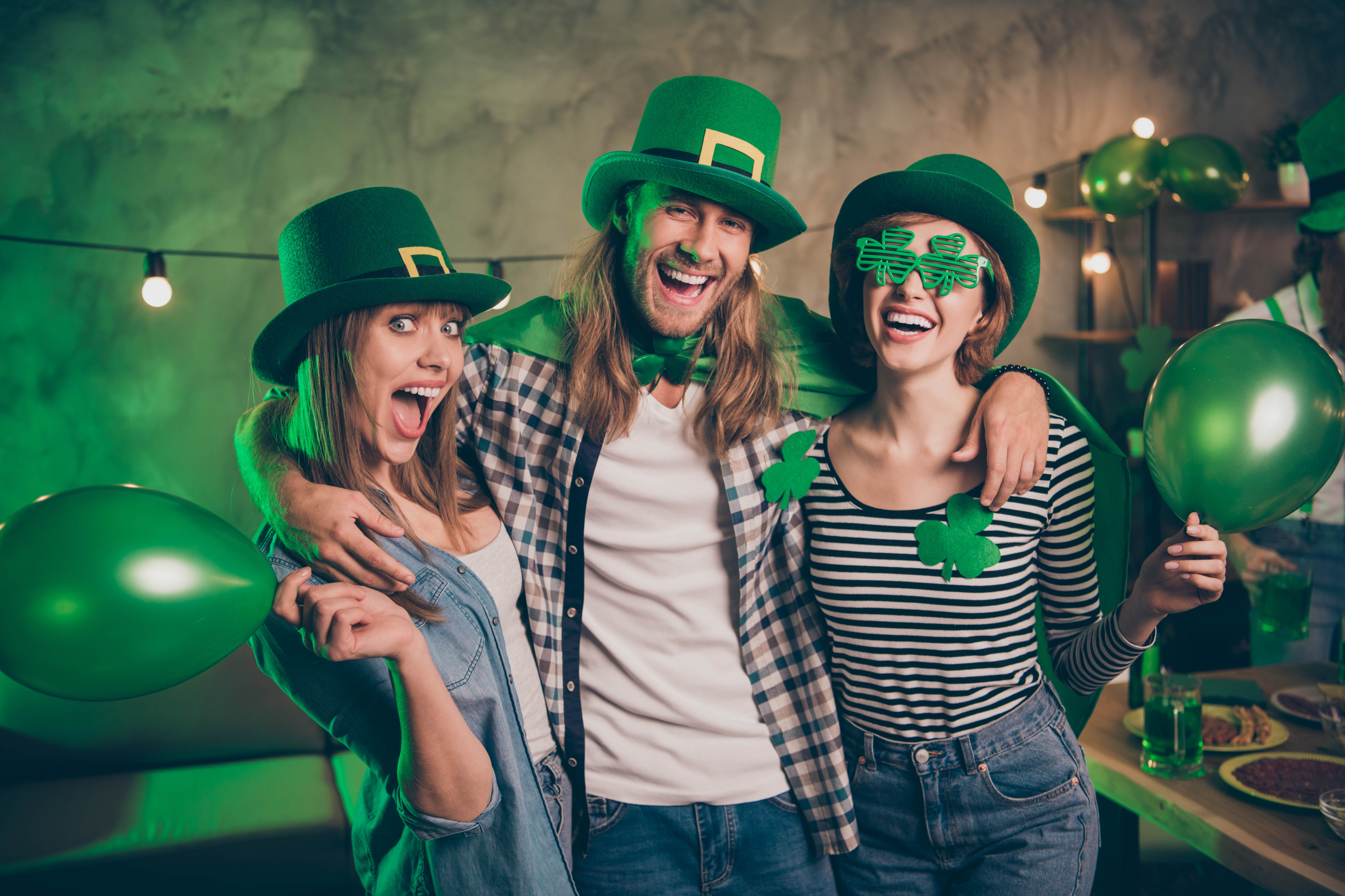 El Día de San Patricio se celebra el 17 de marzo, no solo en Irlanda, sino en muchas partes del mundo.