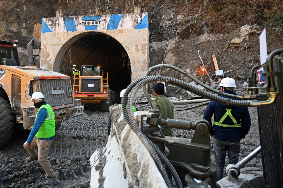 Dramática lucha para salvar a 34 personas bloqueadas en un túnel en India