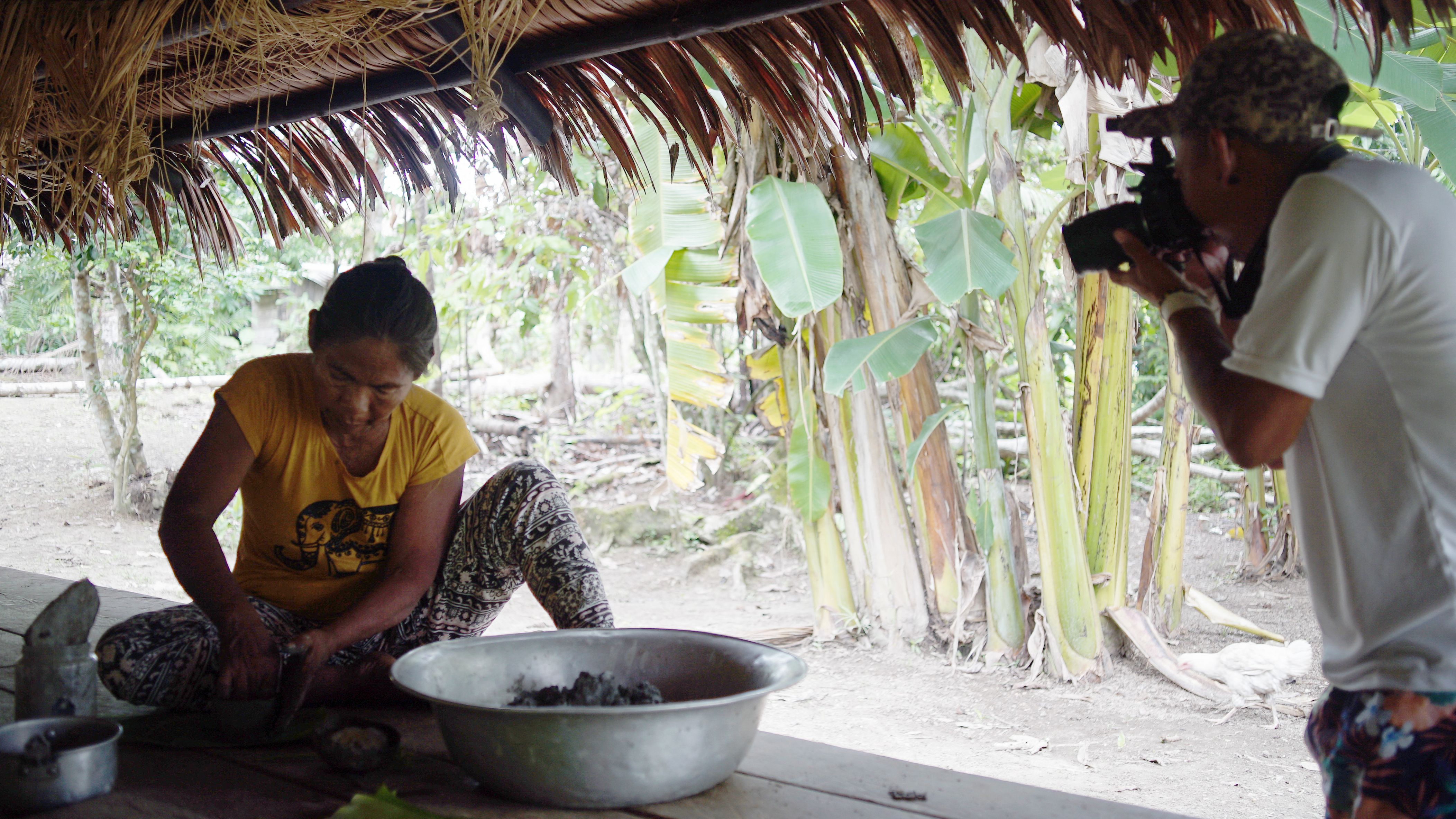 Indígenas Tikuna filman cortometrajes documentales con el apoyo del pueblo indígena Matis en San Martín de Amacayacu, Colombia