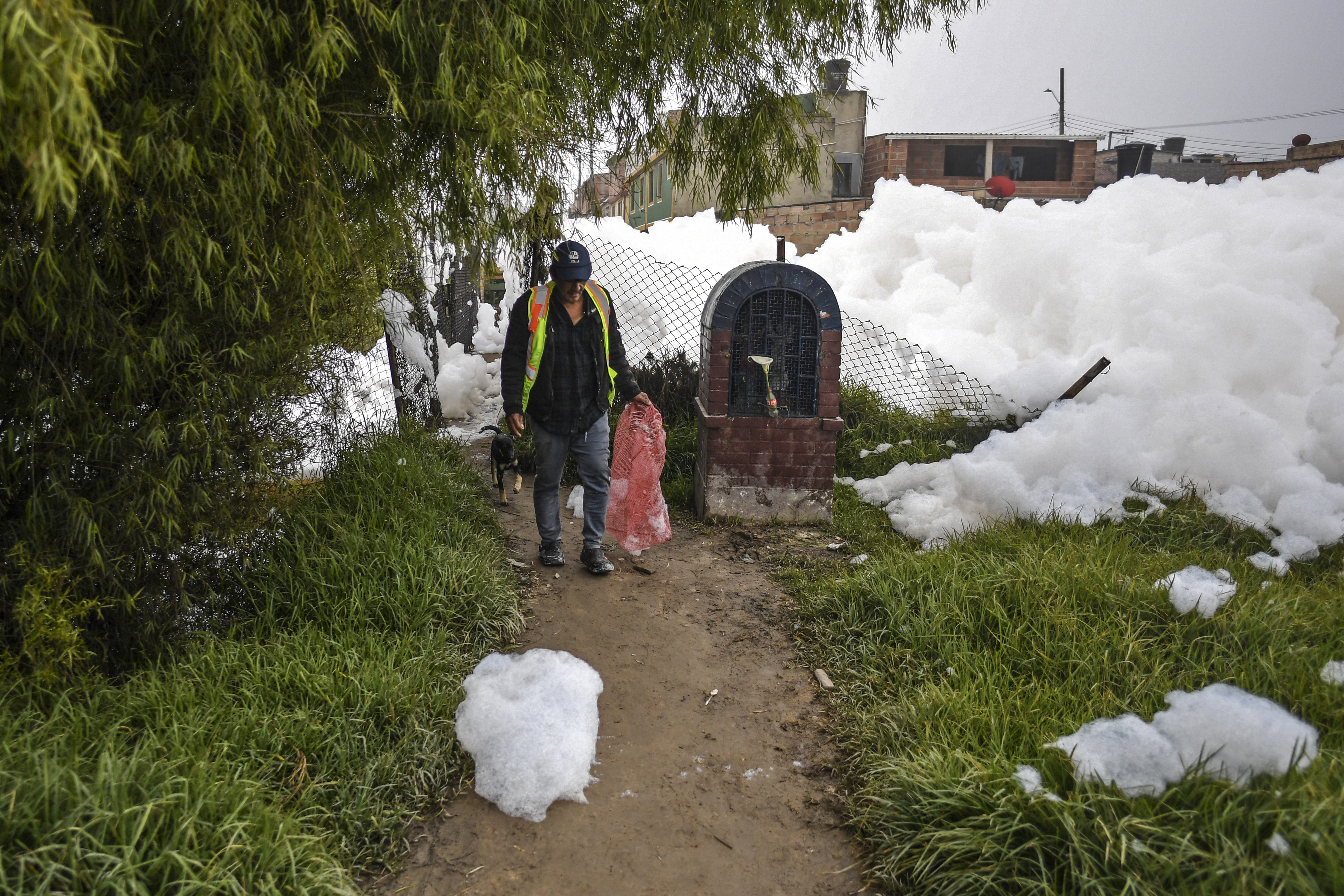 Defensoría pide tomar medidas por altos niveles de espuma en el río Balsillas