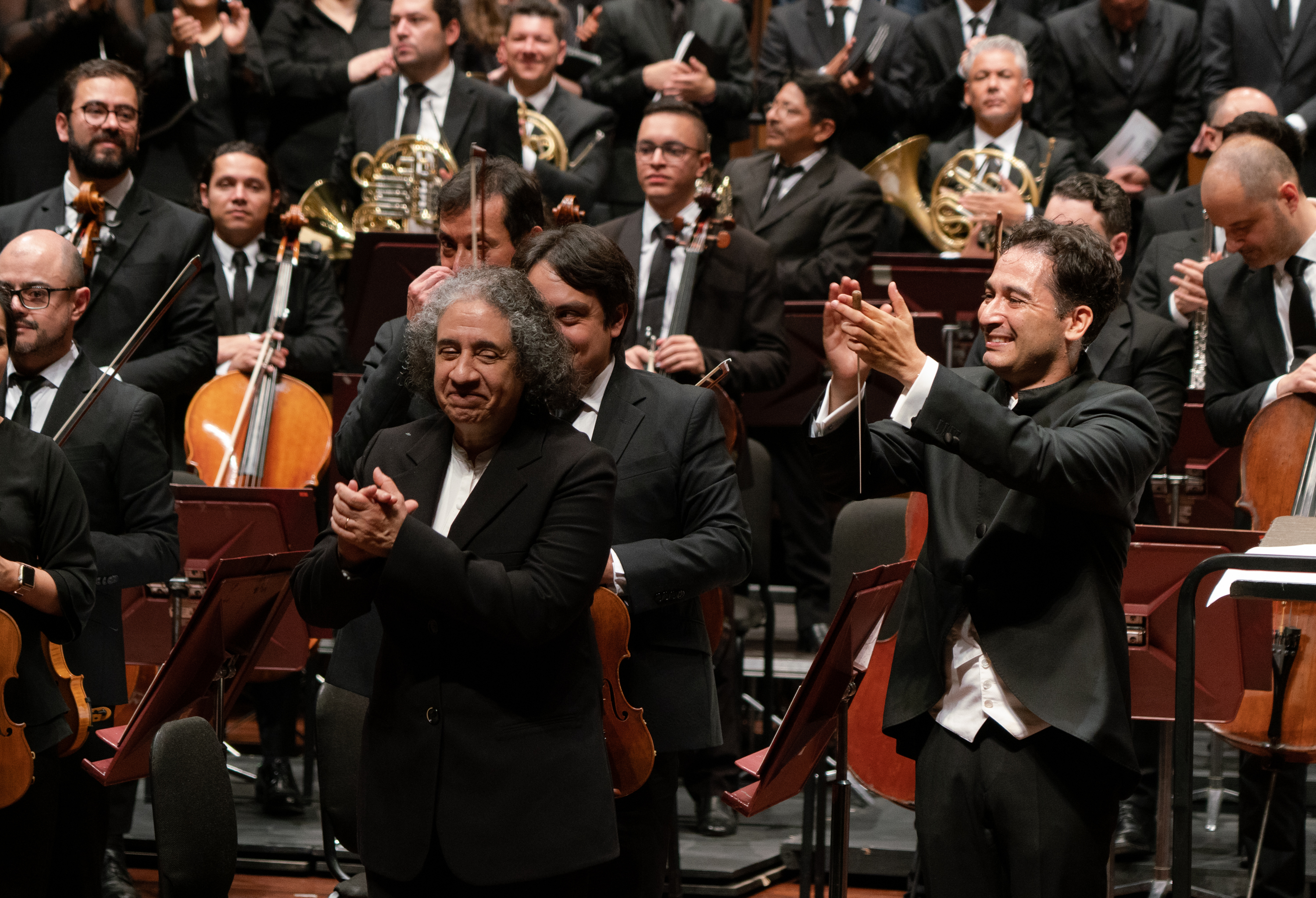 El director Andrés Orozco-Estrada (derecha) y su maestra, Cecilia Espinosa (izquierda).
