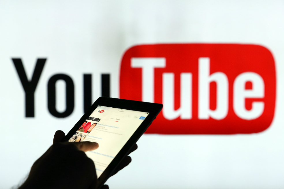 Youtube se disculpa con comunidad LGBTQ, pero defiende decisión sobre videos con bromas homofóbicas
