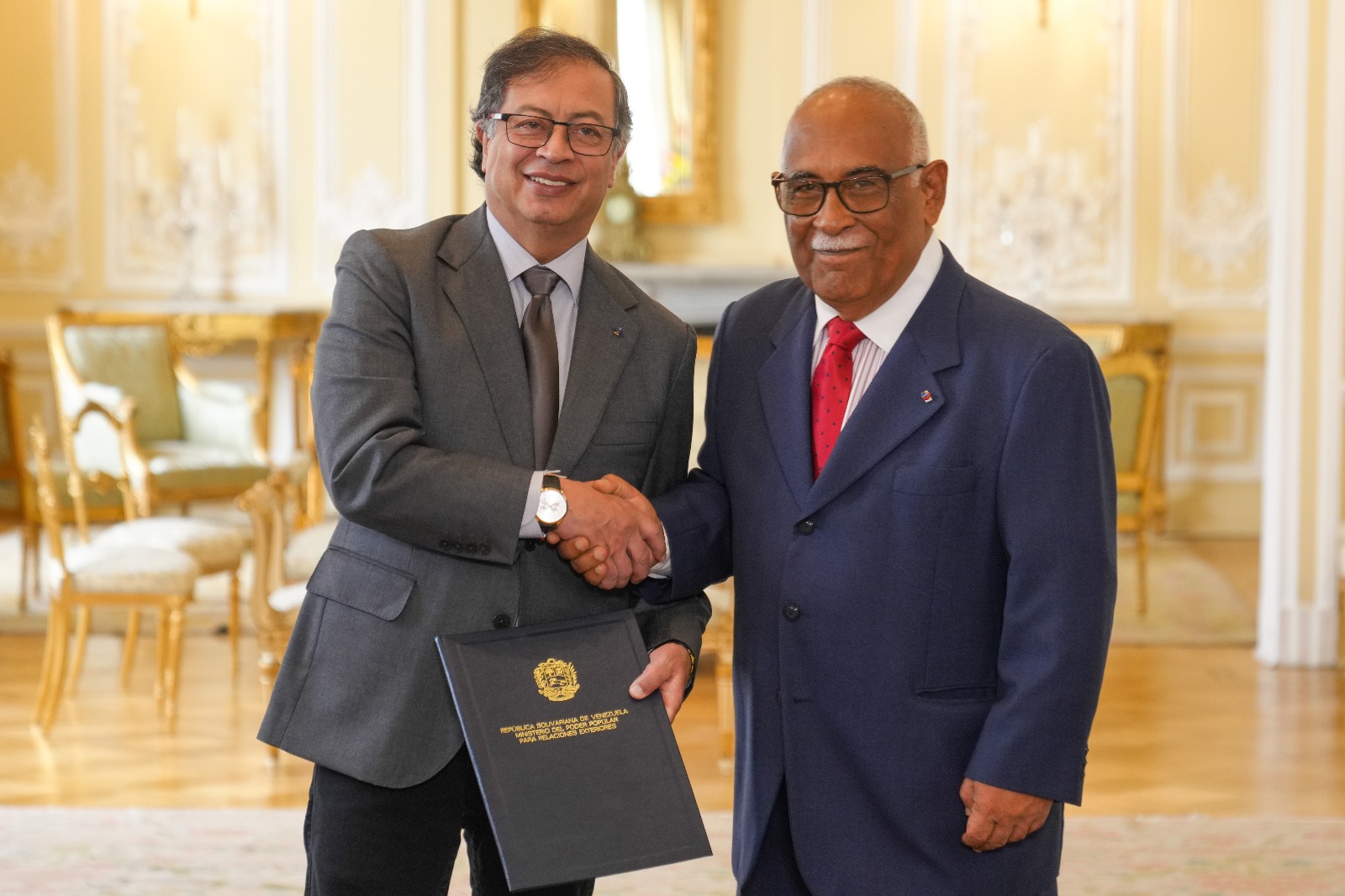 Carlos Eduardo Martínez (der.) junto al presidente colombiano, Gustavo Petro.