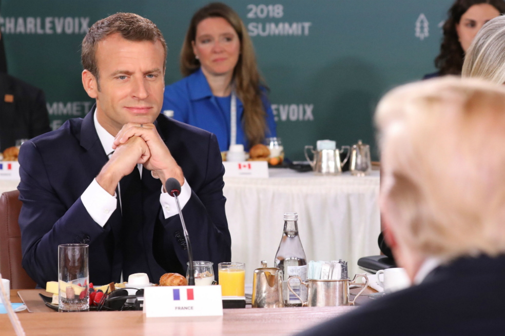 Otro inusual saludo entre Trump y Macron vuelve a captar la atención mundial
