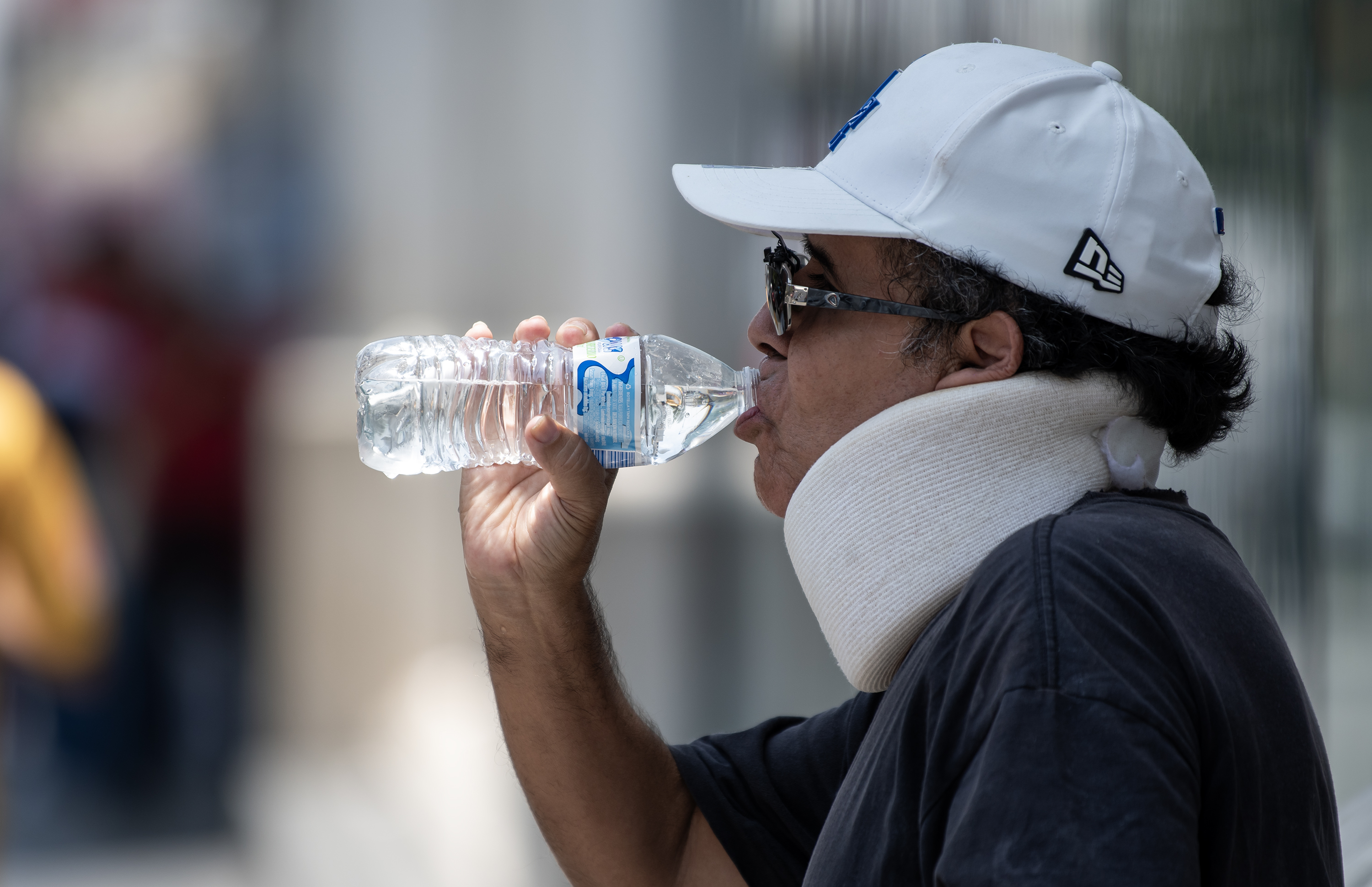 MEX7743. MONTERREY (MEXICO), 14/06/2023.- Un hombre toma agua para refrescarse debido a las altas temperaturas que se registran hoy, en la ciudad de Monterrey (México). Ante la ola de calor que azota a México, con temperaturas por encima de los 40 grados, la norteña ciudad de Monterrey instalaron este miércoles “estaciones de enfriamiento” para que los ciudadanos se hidraten y prevengan un golpe de calor. EFE/ Miguel Sierra