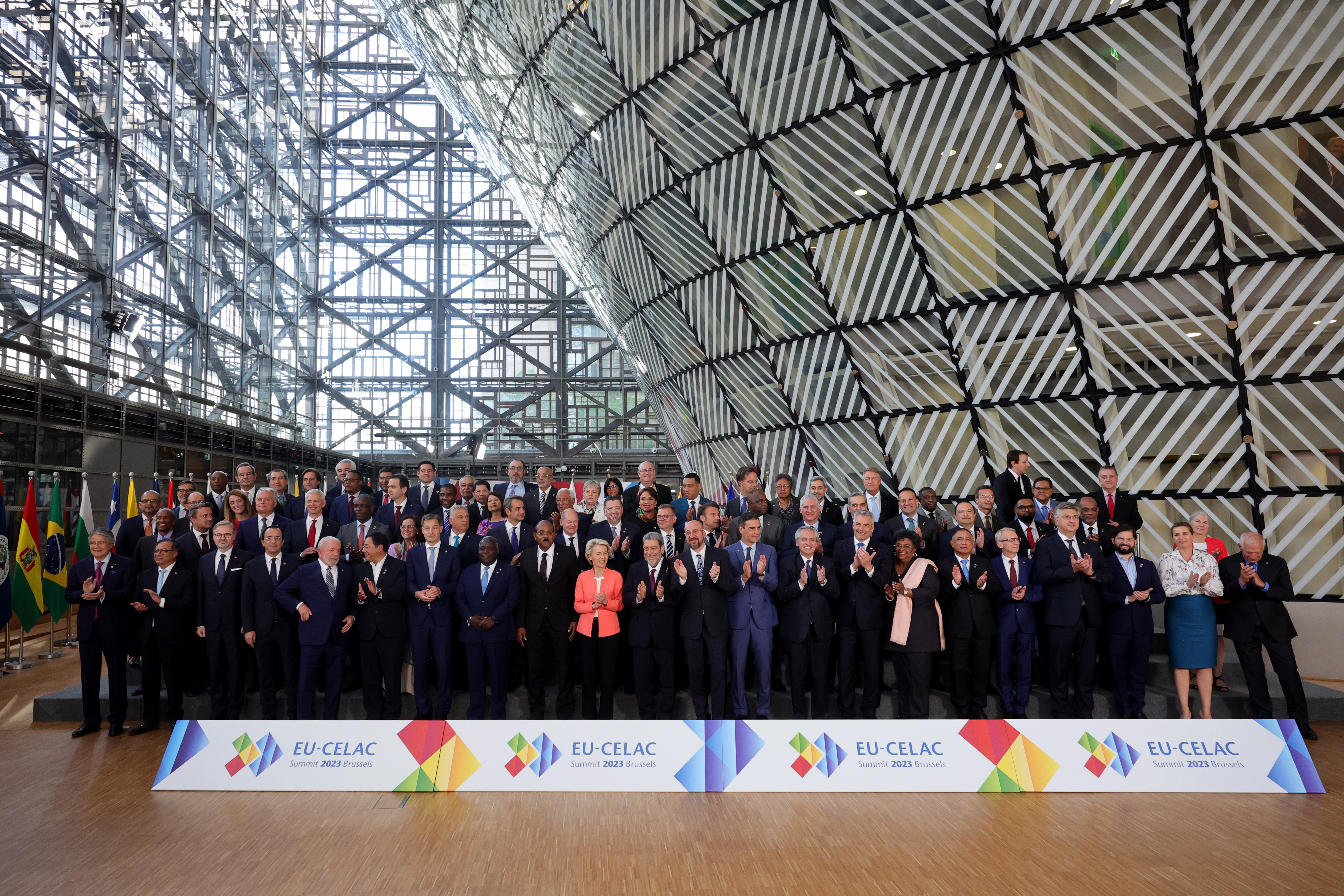 Brussels (Belgium), 17/07/2023.- Spain'Äôs prime Minister Pedro Sanchez, President of the European Council Charles Michel, President of the European Commission Ursula von der Leyen together with European Leaders and Leaders of the CELAC pose for the family photo during the EU-CELAC Summit of Heads of State and Government in Brussel, Belgium, 17 July 2023. Leaders from the EU and the Community of Latin American and Caribbean States (CELAC) gather in Brussels for the third EU-CELAC summit from 17-18 July 2023, with the aim to strengthen relations between both regions. (Bélgica, España, Bruselas) EFE/EPA/OLIVIER MATTHYS