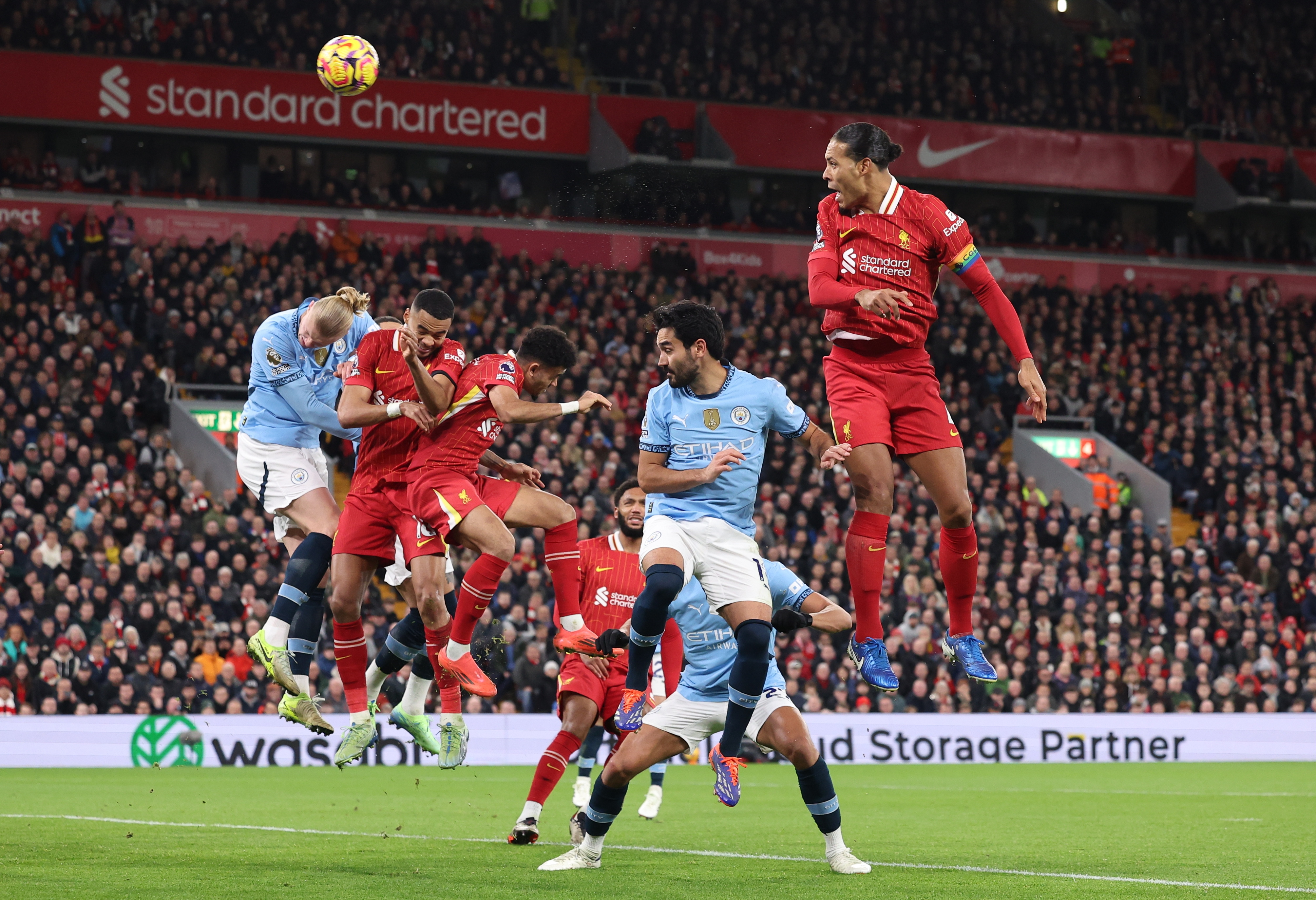 Liverpool (United Kingdom), 01/12/2024.- Virgil van Dijk (R) of Liverpool in action during the English Premier League match between Liverpool and Manchester City in Liverpool, Britain, 01 December 2024. (Reino Unido) EFE/EPA/ADAM VAUGHAN EDITORIAL USE ONLY. No use with unauthorized audio, video, data, fixture lists, club/league logos, 'live' services or NFTs. Online in-match use limited to 120 images, no video emulation. No use in betting, games or single club/league/player publications.