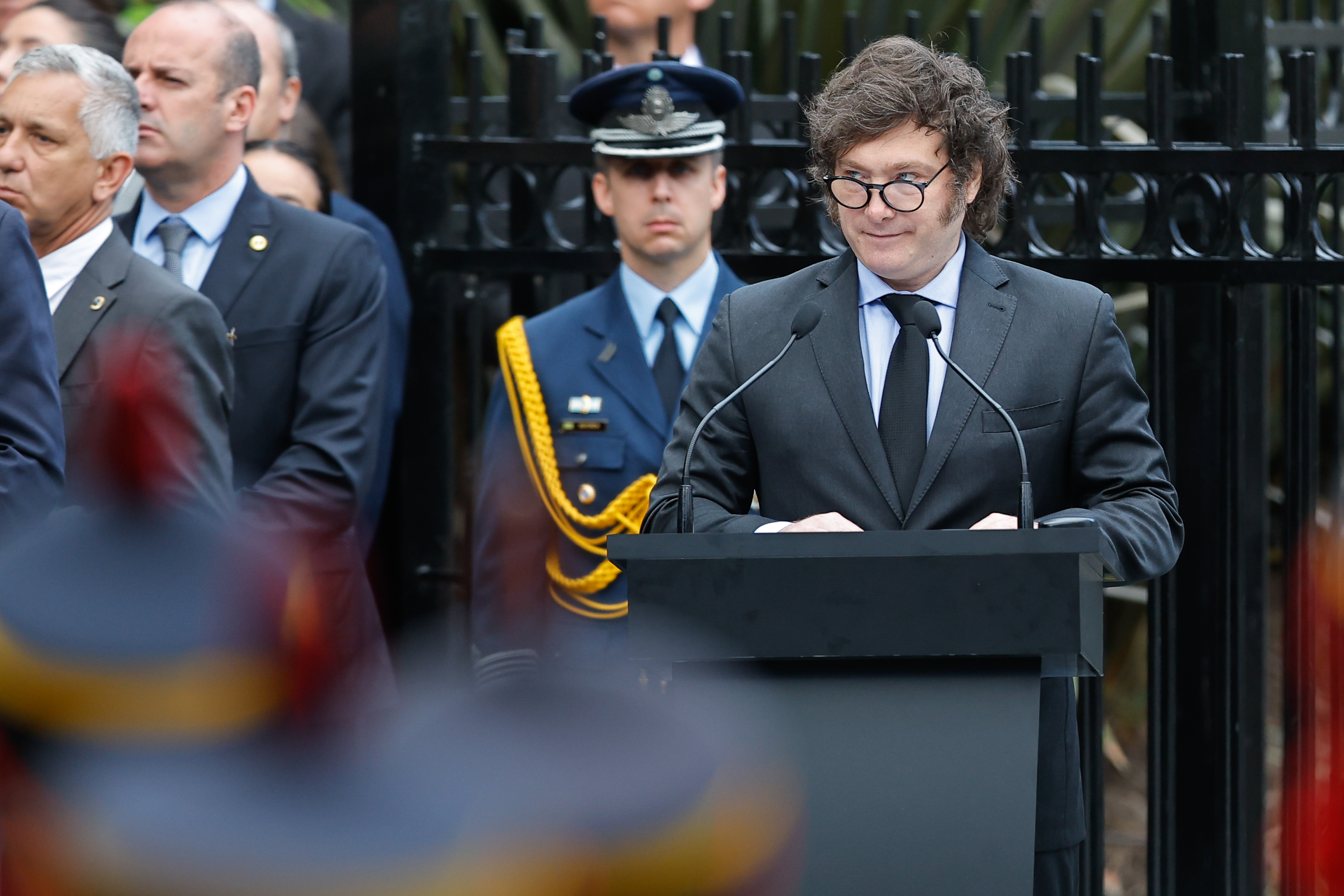 AME4187. BUENOS AIRES (ARGENTINA), 02/04/2024.- EL presidente de Argentina, Javier Milei, participa en un acto recordatorio del 42° aniversario de la guerra de Las Malvinas, este martes en la Plaza San Martín de Buenos Aires (Argentina). El país recuerda este martes el enfrentamiento de 1982 entre Argentina y el Reino Unido que duró 74 días y causó 649 muertes del lado argentino, 255 del Reino Unido y tres civiles isleños. EFE/ Juan Ignacio Roncoroni