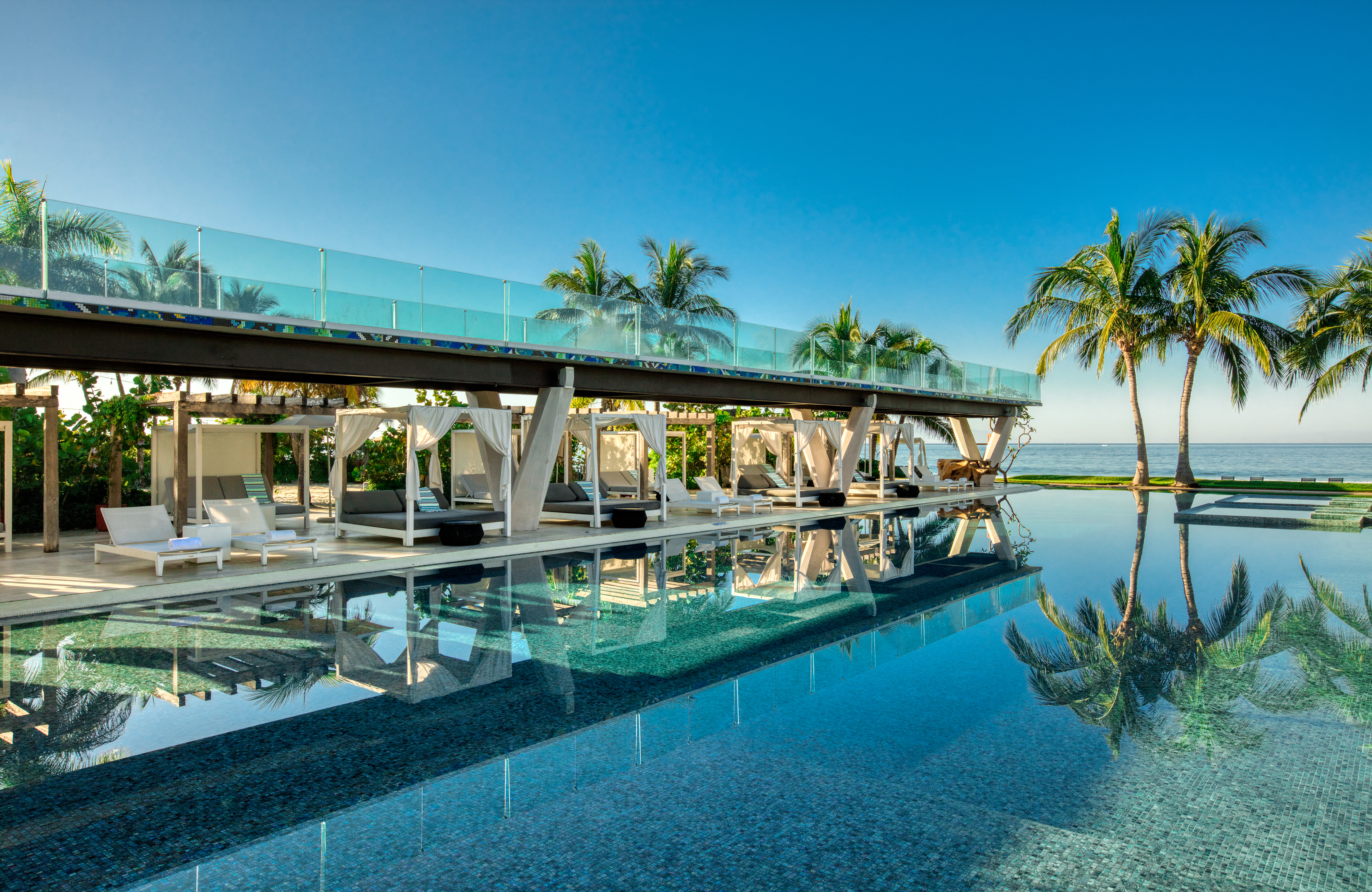 W Punta de Mita tiene dos piscinas. Una de ellas es WET, ideal para tomar el sol, refrescarse con unos mojitos o un jugo natural y maravillarse con la terraza WET de inspiración huichol.