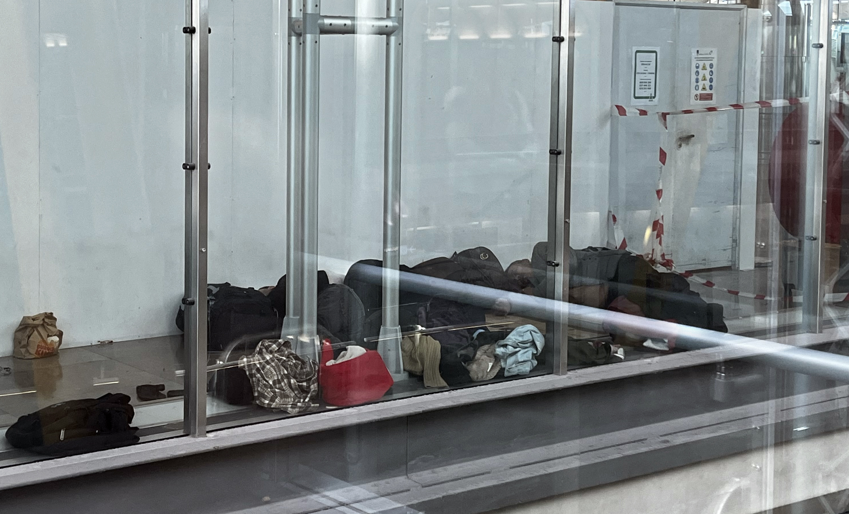 Barajas, aeropuerto de Madrid, desbordado por los solicitantes de asilo