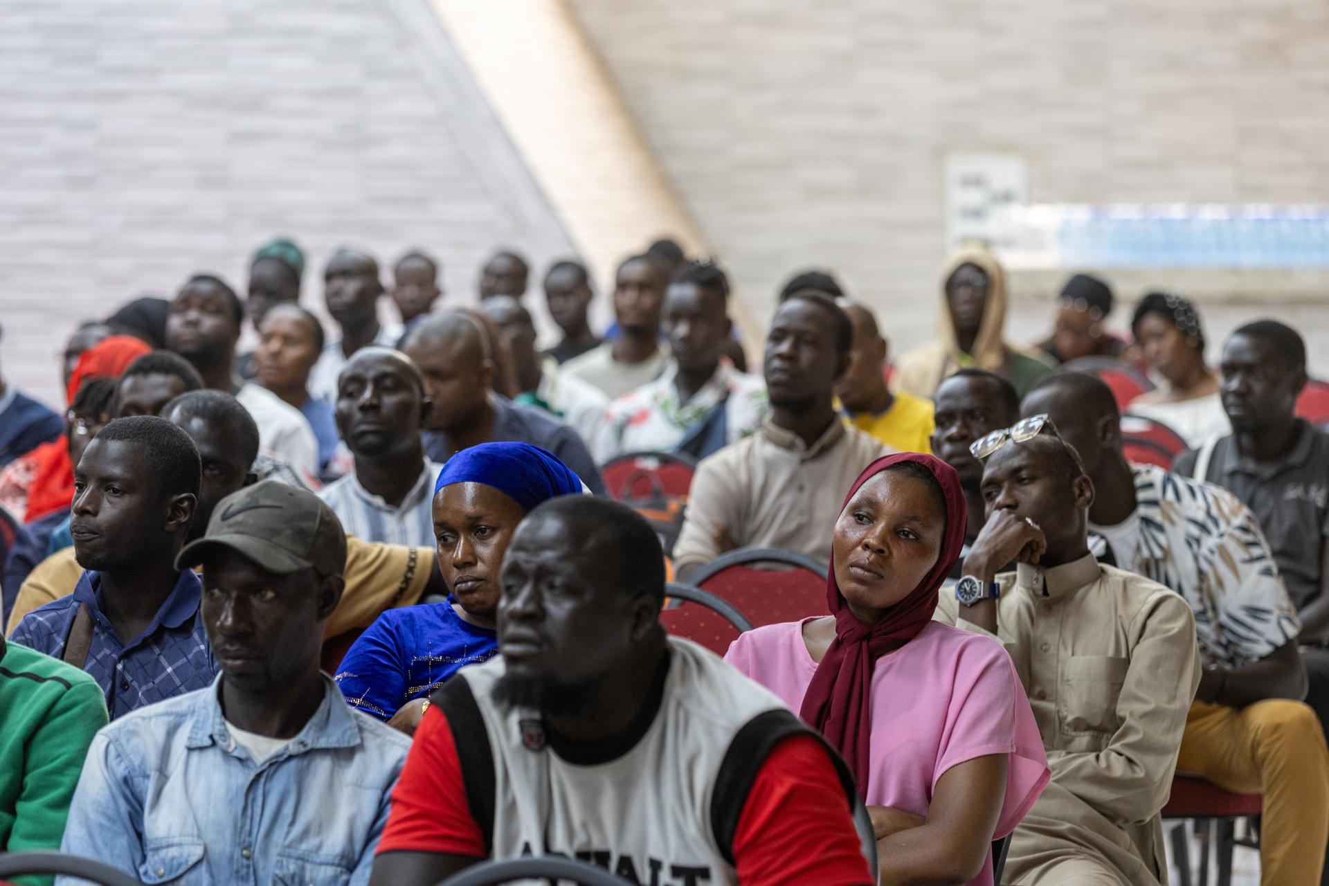 DAKAR (Senegal), 02/06/2025.- Senegalese nationals selected for a circular migration program to Spain attend a briefing by International Organization for Migration (IOM) staff in Dakar, Senegal, 27 May 2025 (issued 02 June 2025). Nearly 400 Senegalese, aged 25 to 35, with no diploma requirements, have been selected to be sent as agricultural workers to Spain, according to the Senegalese government, bringing hope for some young people seeking employment and a better future abroad. According to Senegal’s National Agency for Statistics and Demography (ANSD), the unemployment rate is estimated at 20.0 percent, for the fourth quarter of 2024, down 2.3 percentage points recorded in the same period in 2023. (España) EFE/EPA/JEROME FAVRE