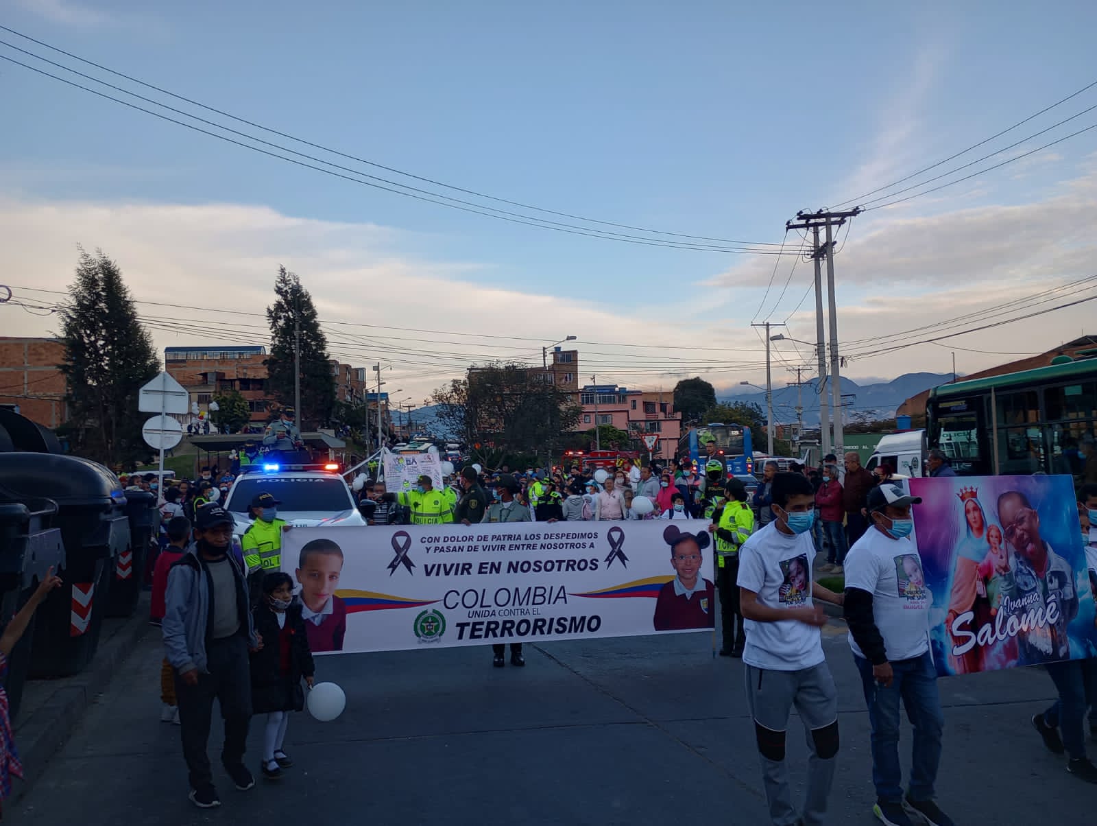 La comunidad del barrio Arborizadora Alta realizó una marcha para recordar la memoria de los dos menores fallecidos en el atentado el pasado 26 de marzo.