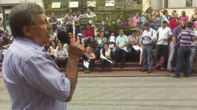 Cerca de 100 educadores realizaron un plantón en Quindío. 