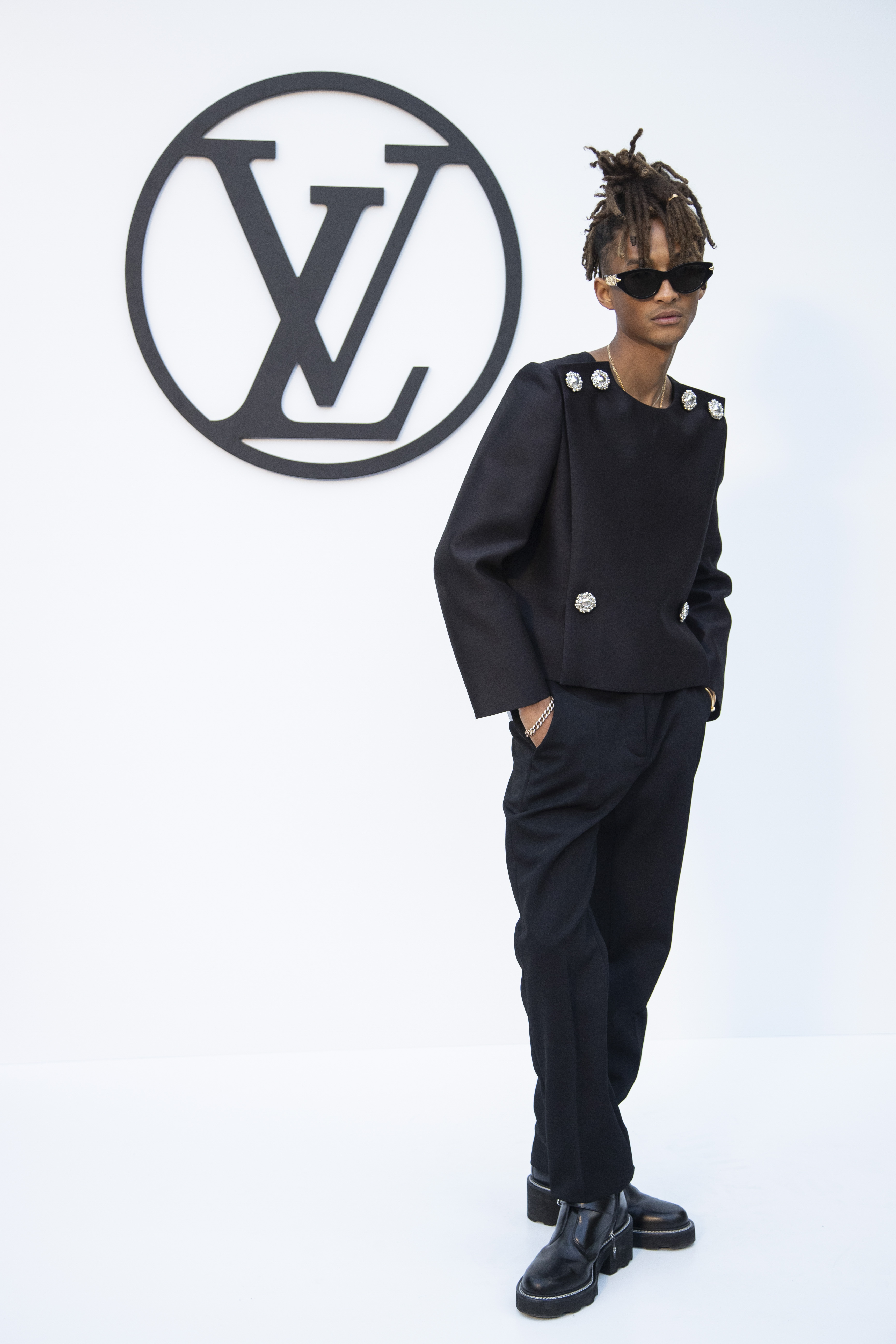 BARCELONA, 23/05/2024.- El actor y cantante estadounidense Jaden Smith posa en la presentación de la colección 'Crucero 2025' de La 'maison' francesa de moda Louis Vuitton, diseñada por el creativo Nicholas Ghesquière, este jueves en el Park Güell de Barcelona, en una cita que reúne a personalidades y actrices de Hollywood, además del dueño de LVMH, Bernard Arnault, el hombre con la mayor fortuna del mundo. EFE/ Marta Pérez