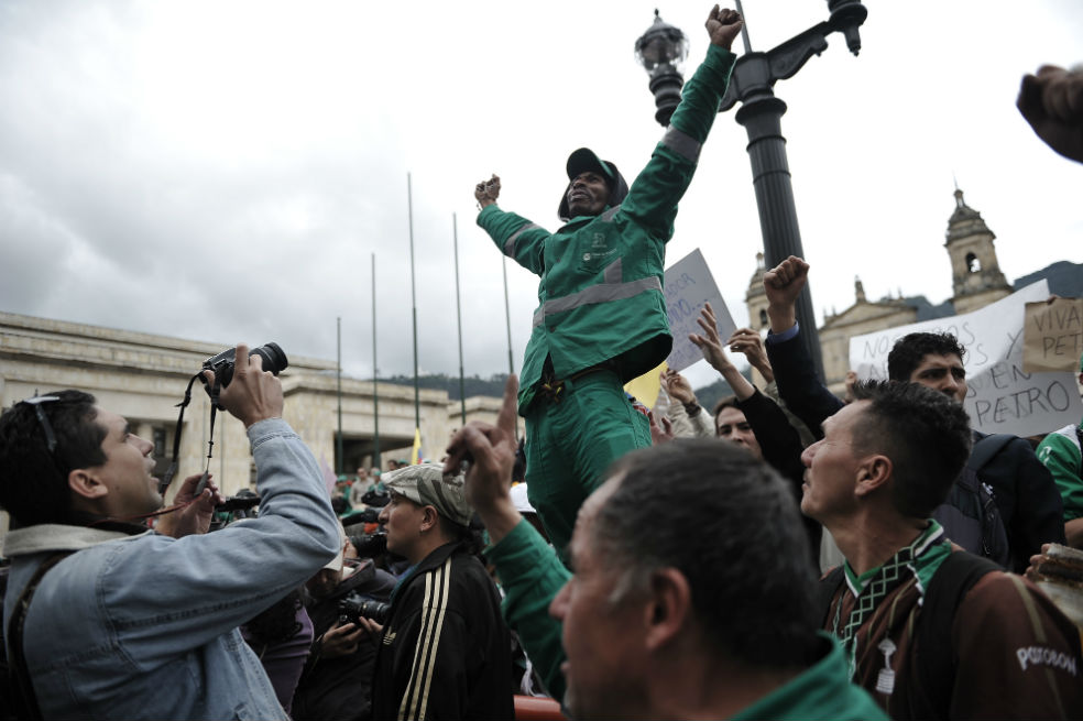 Multitudinaria manifestación en la Plaza de Bolívar en respaldo a Gustavo Petro