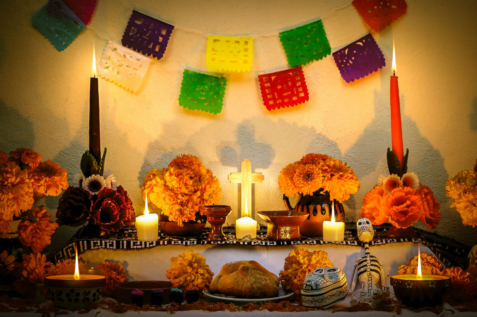 ¿Cuáles son los elementos que componen un altar de muertos y sus significados?