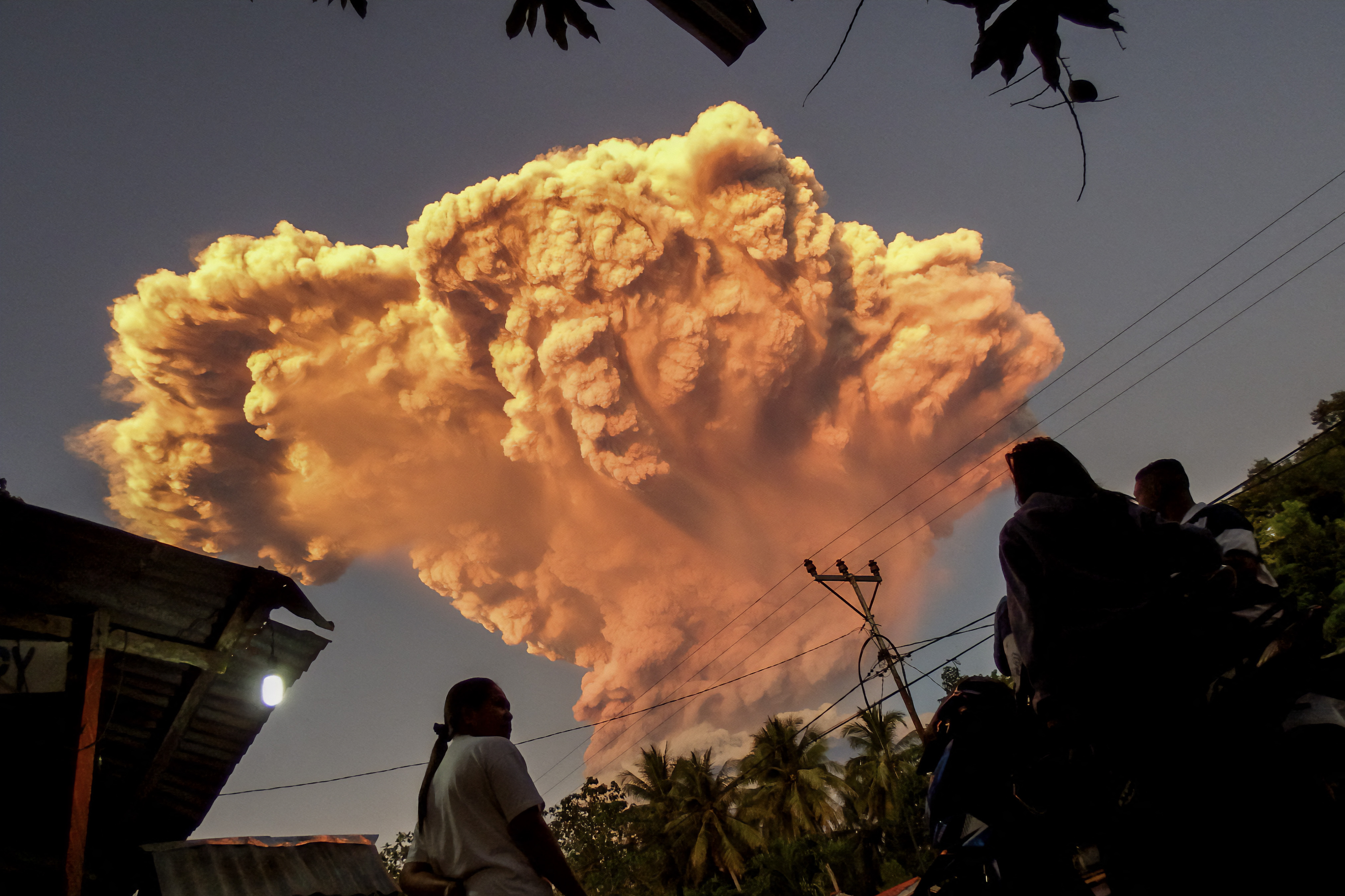 Indonesia en alerta máxima por volcán en erupción