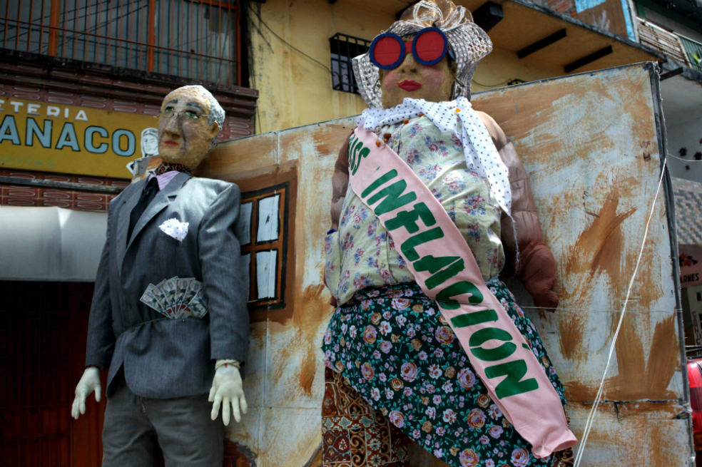 “Miss Inflación” reina en tradicional quema del Año Viejo en Venezuela