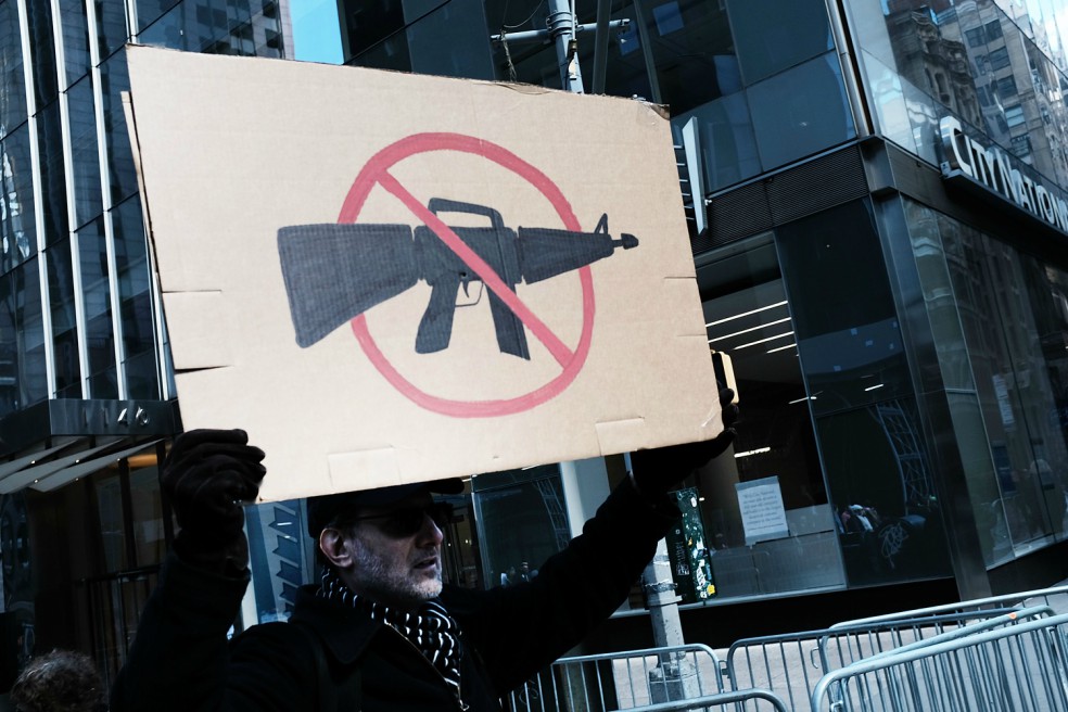 ¿Cómo es que un traficante de armas obtiene un préstamo de dos destacadas financieras?