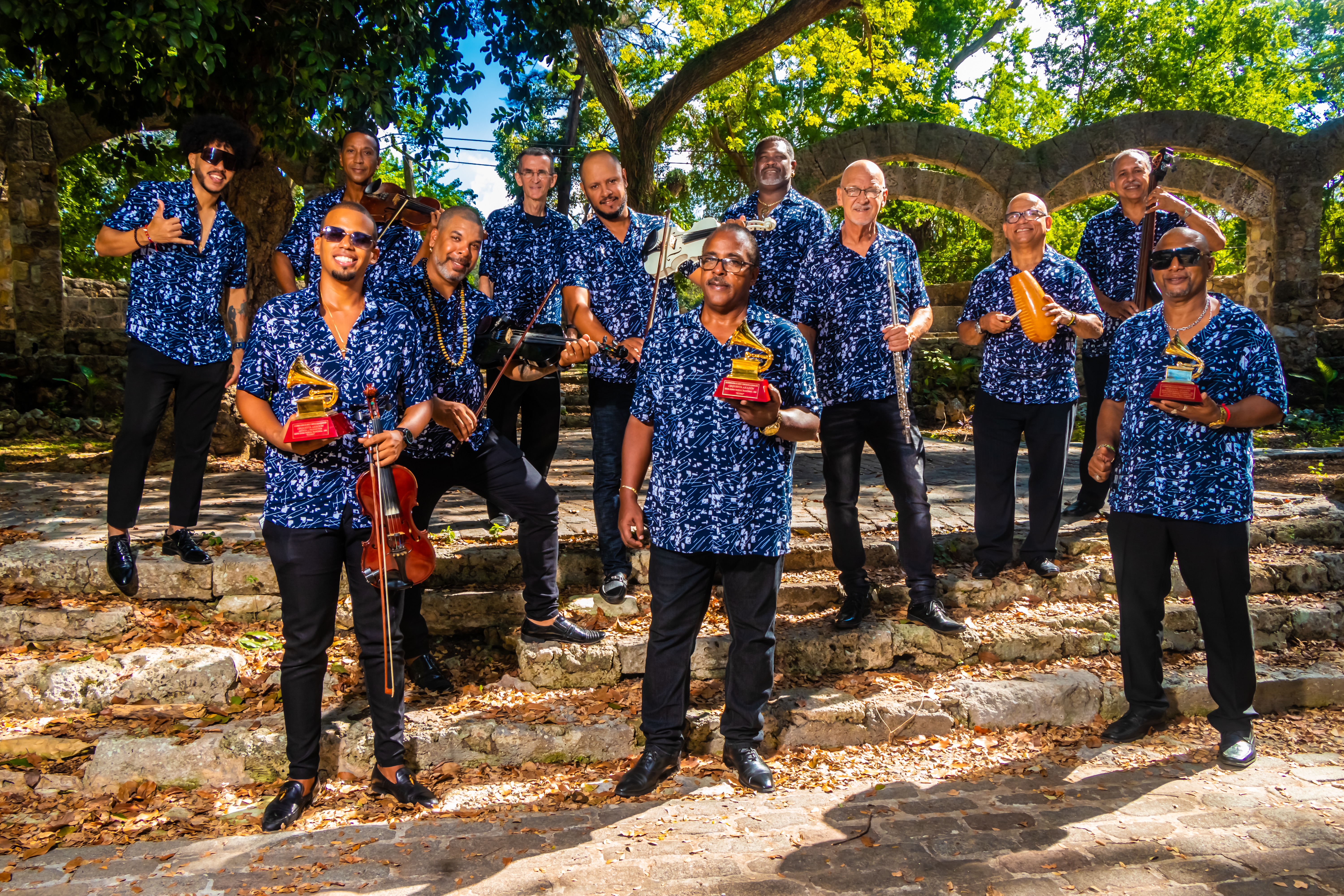 La Orquesta Aragón de Cuba, también llamada ‘La Charanga Eterna’, fue fundada en Cienfuegos en 1939 y durante 80 sus años de historia ha mantenido la música tradicional de los bailes y fiestas de los años 40.